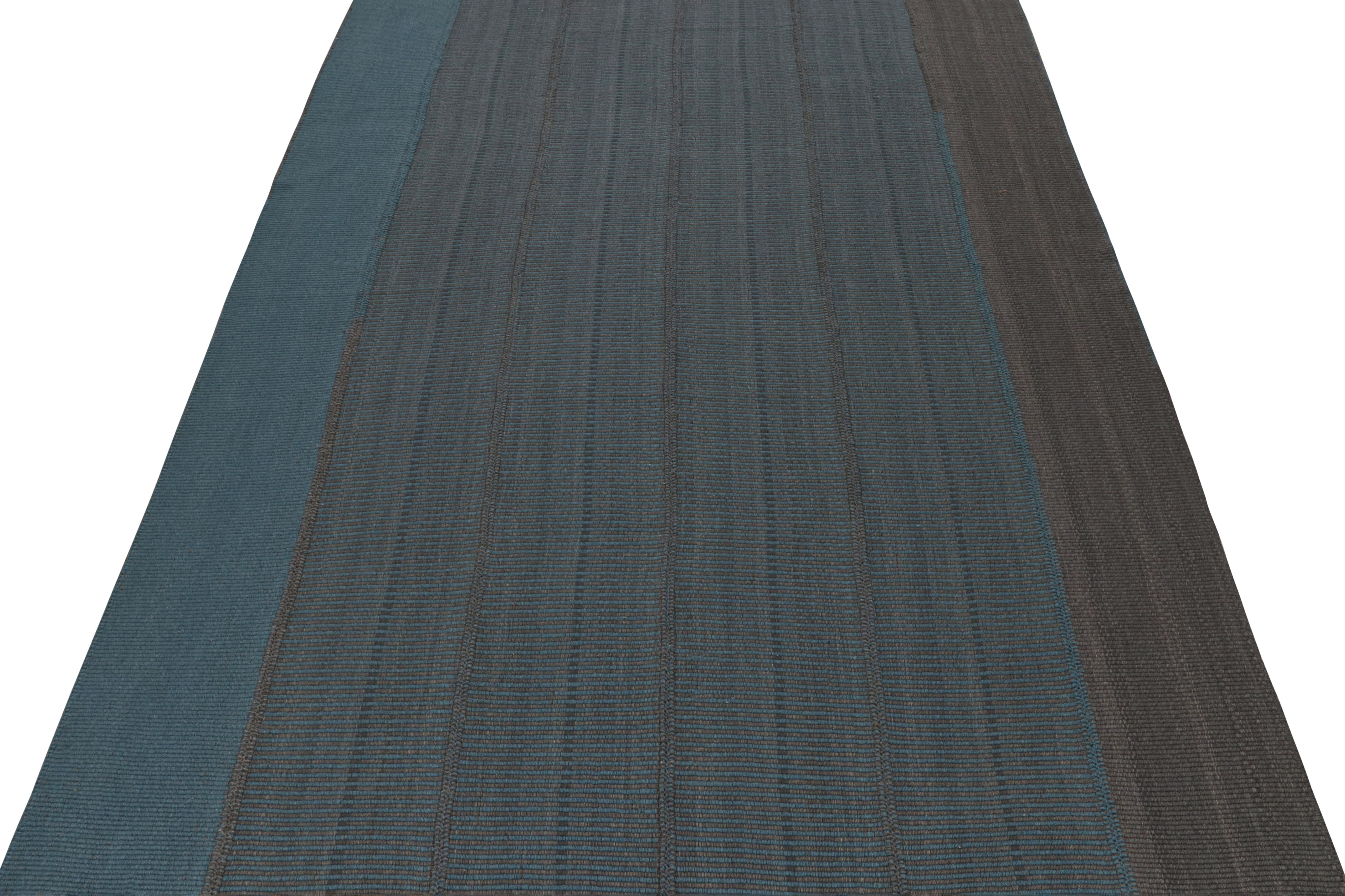 Rug & Kilim's Contemporary Kilim in Blau mit grauen Streifen und braunen Akzenten (Handgewebt) im Angebot