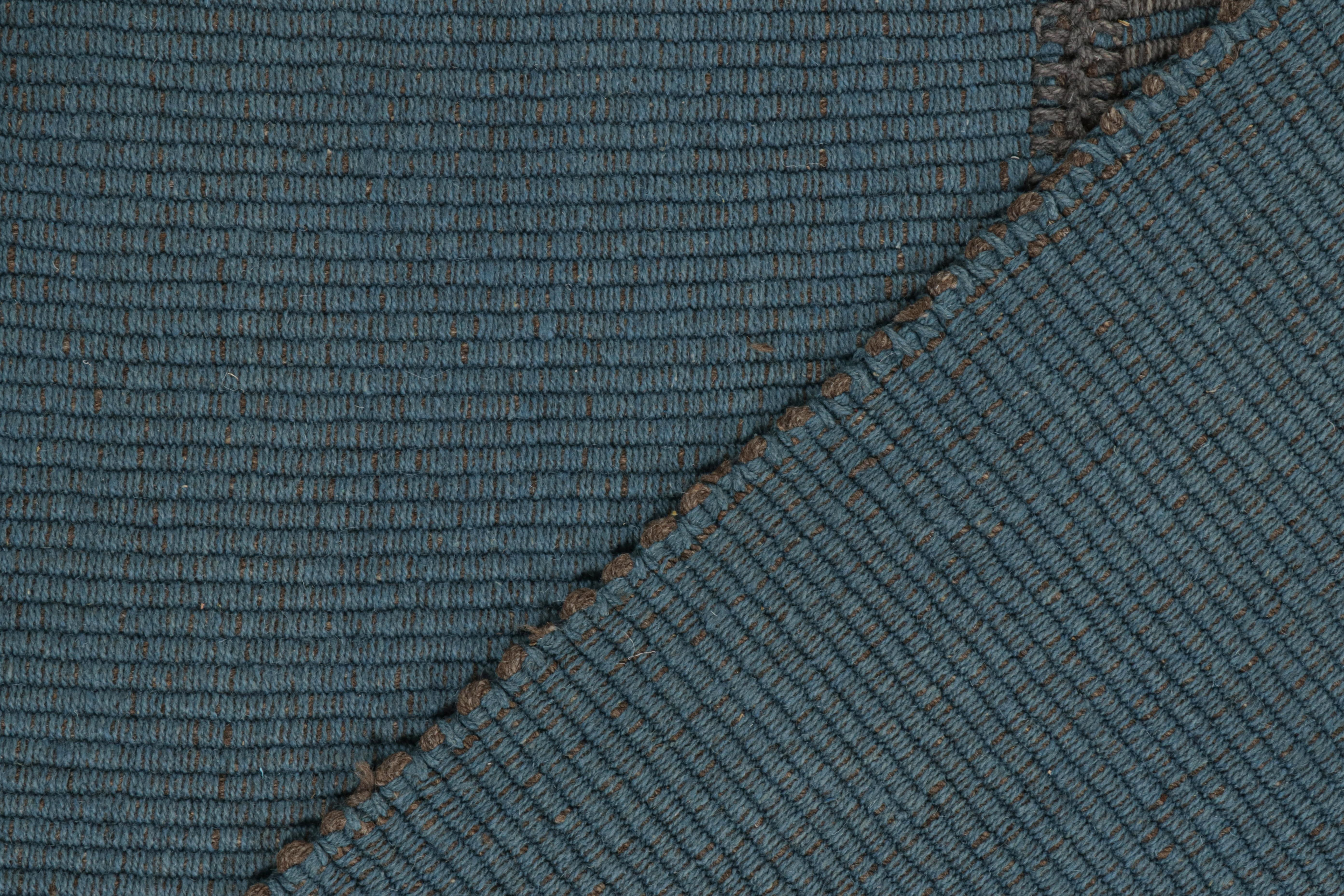 XXIe siècle et contemporain Rug & Kilim's Contemporary Kilim in Blue with Gray Stripes and Brown Accents (Kilim contemporain en bleu avec des rayures grises et des accents bruns) en vente