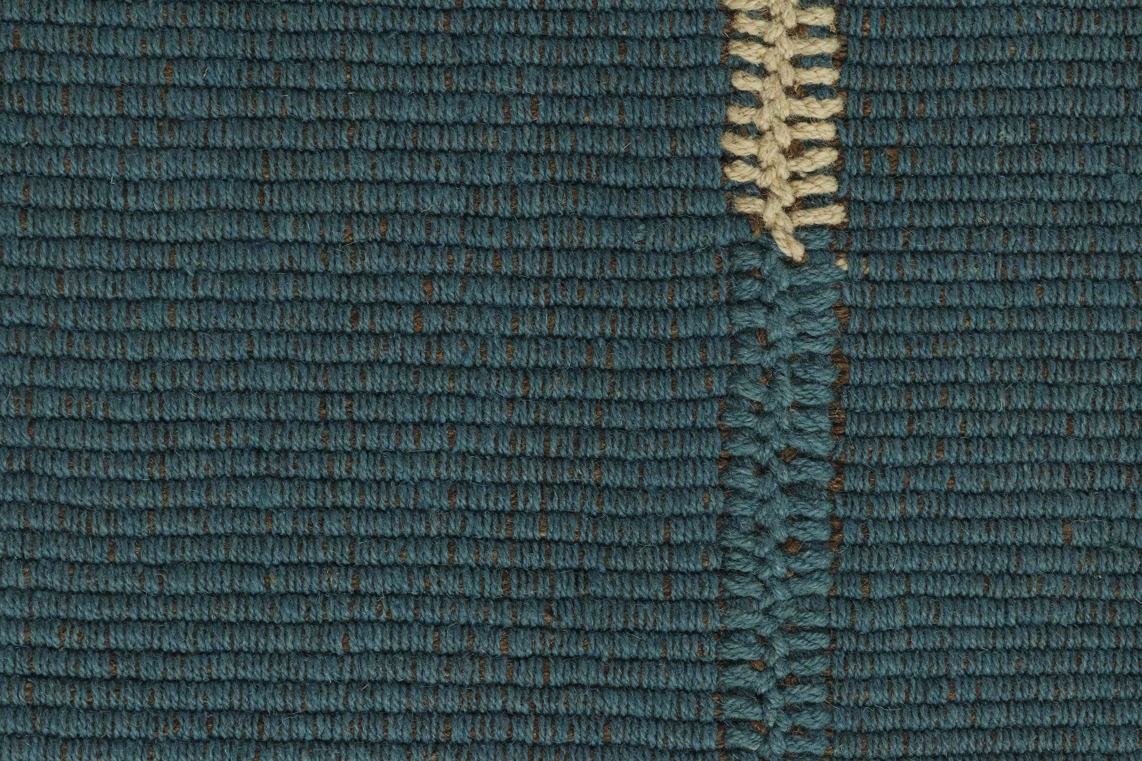 Kilim contemporáneo de Rug & Kilim en azul con detalles en blanco y marrón Anudado a mano en venta