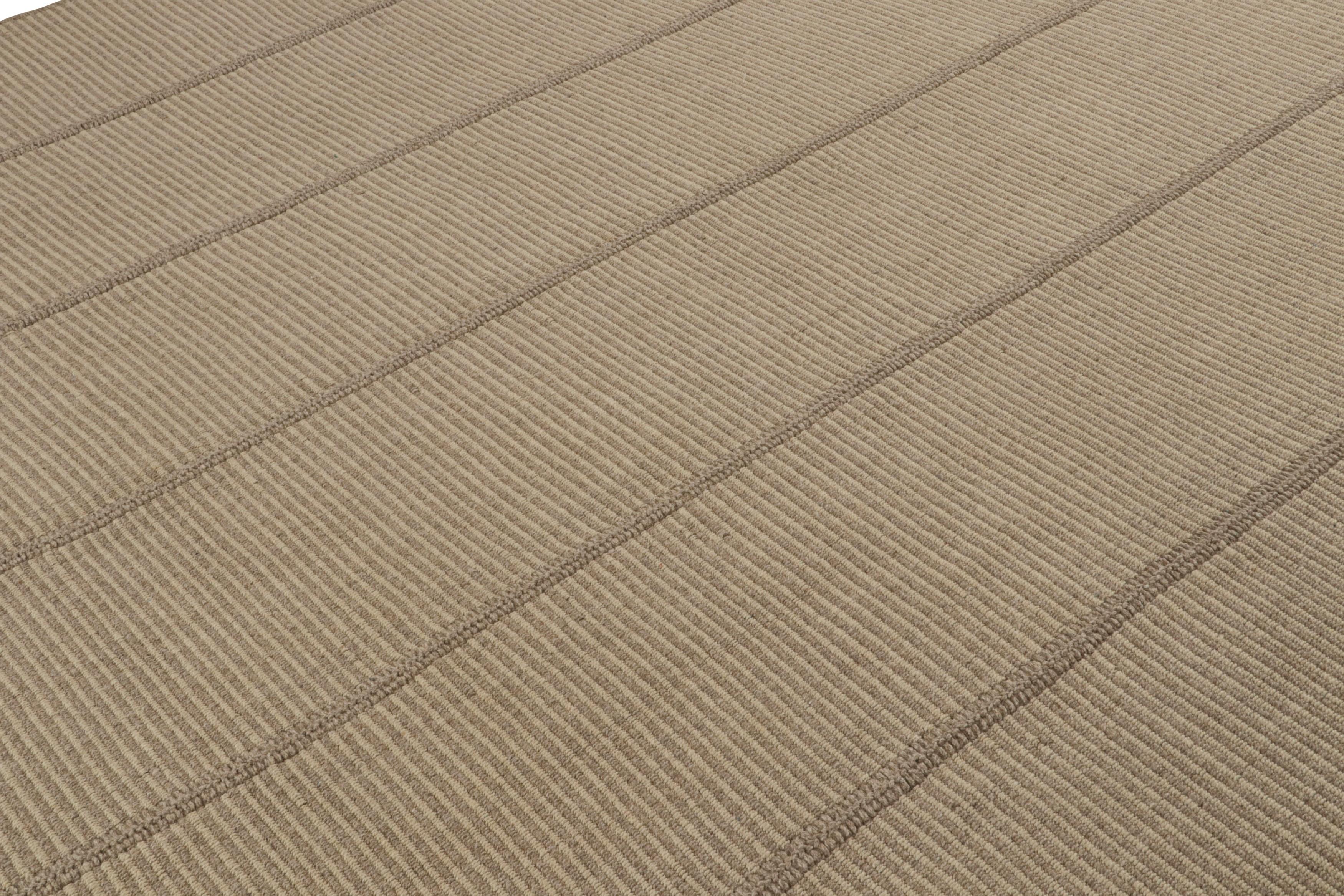 Persiano Rug & Kilim è un kilim contemporaneo con accenti marroni e strisce testurizzate. in vendita