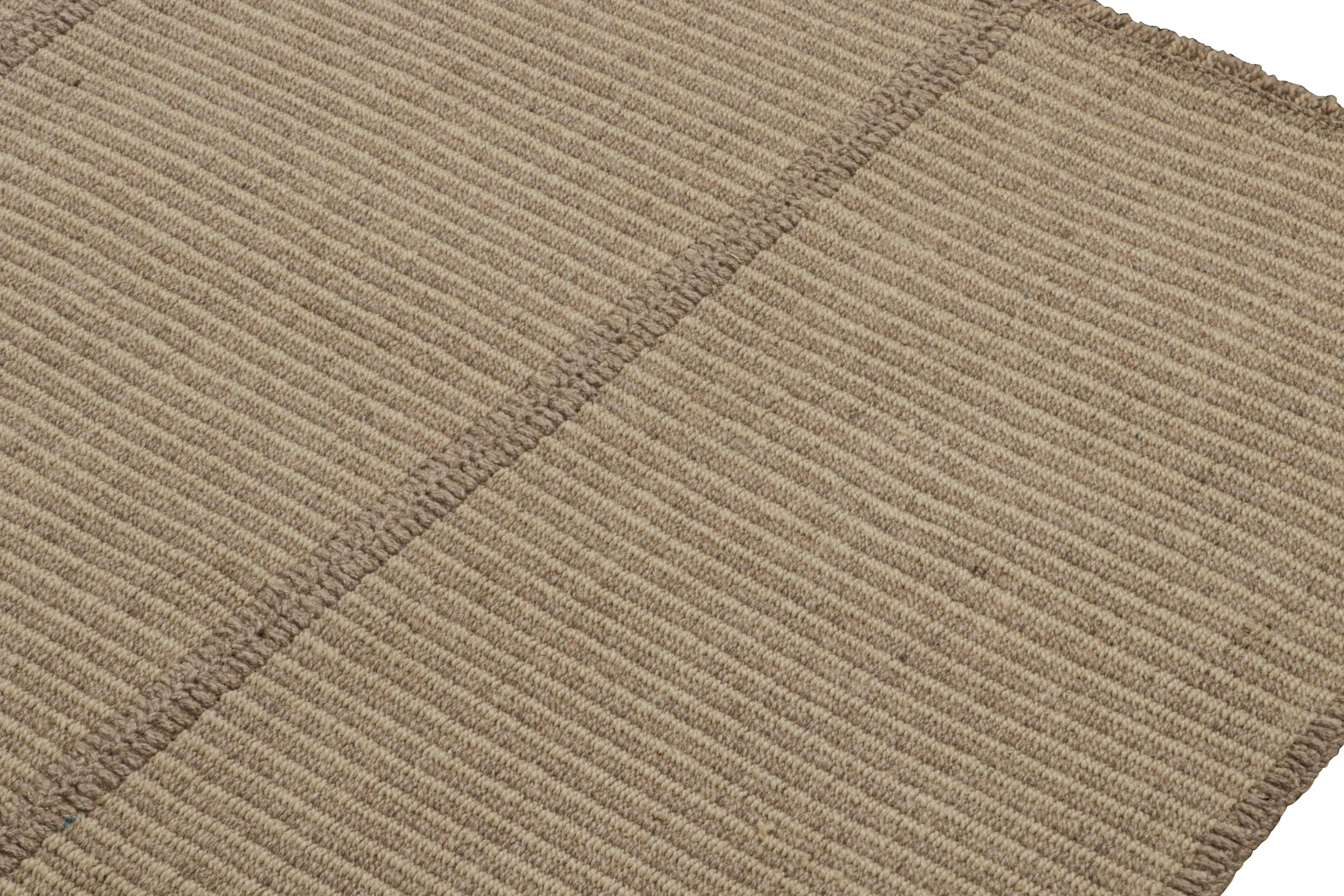 Tessuto a mano Rug & Kilim è un kilim contemporaneo con accenti marroni e strisce testurizzate. in vendita