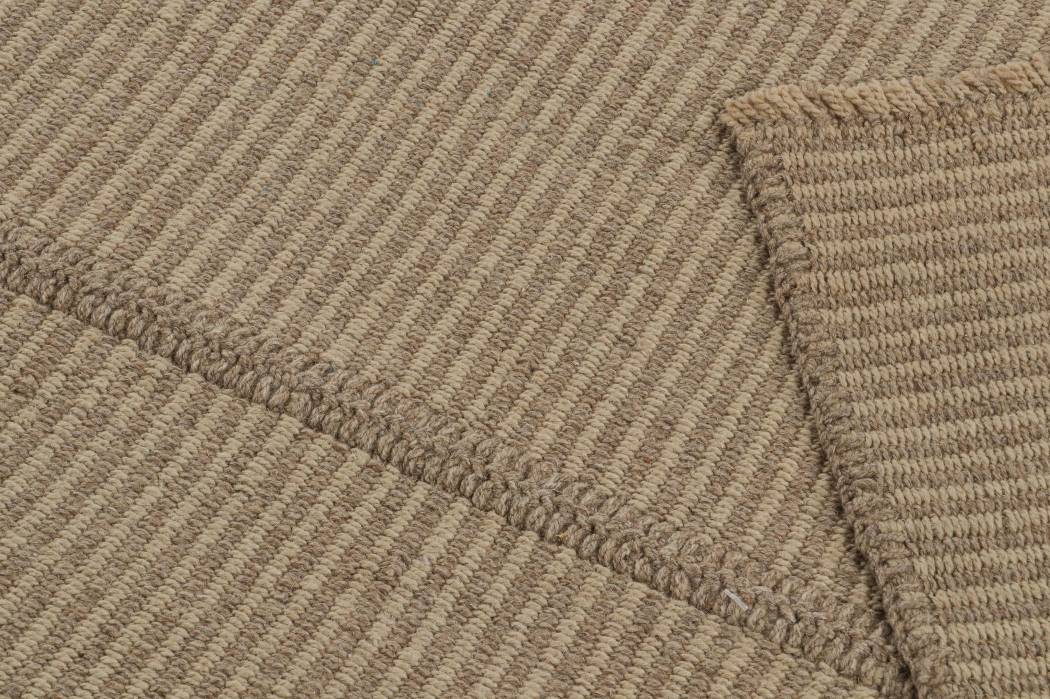 XXI secolo e contemporaneo Rug & Kilim è un kilim contemporaneo con accenti marroni e strisce testurizzate. in vendita