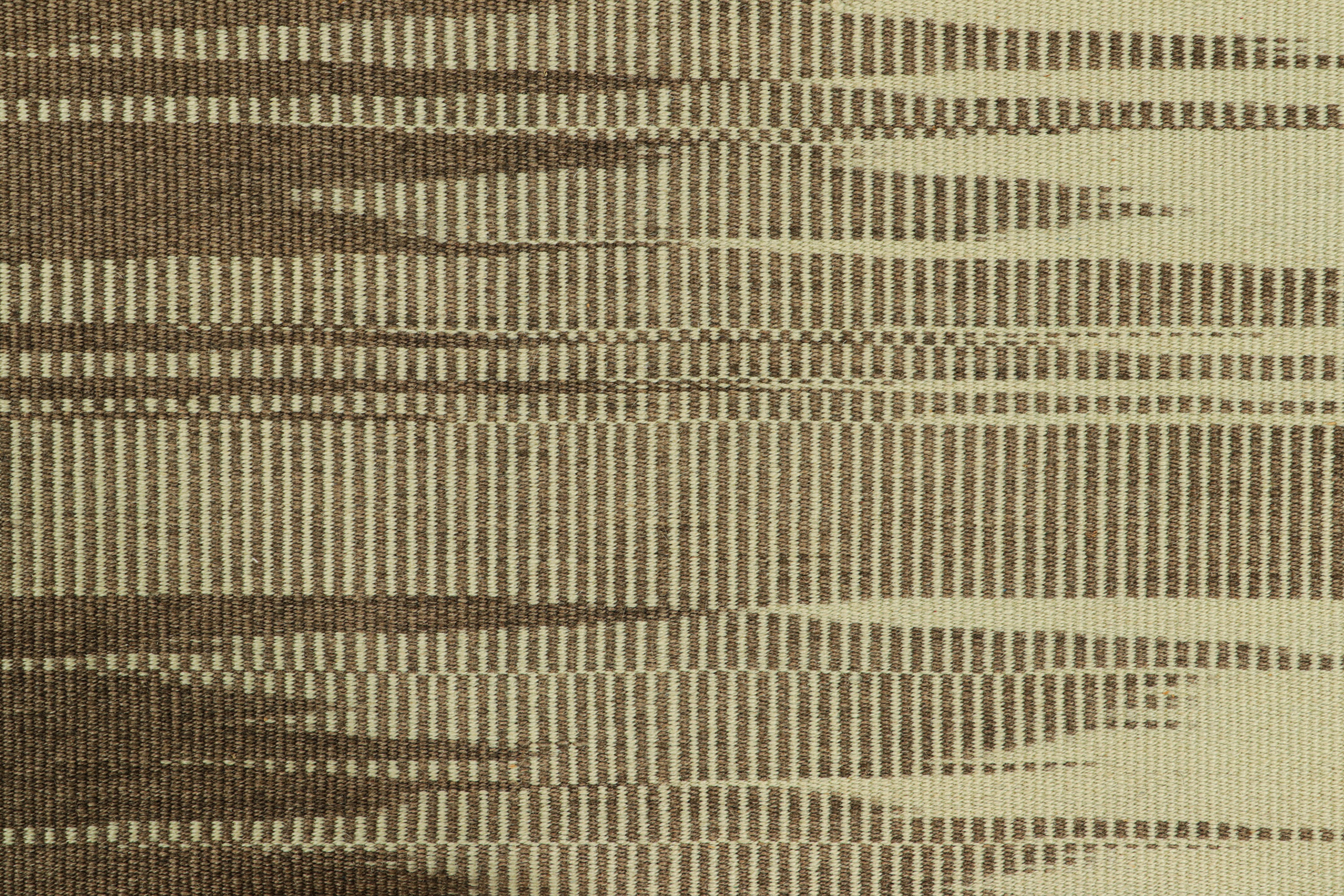 Moderno Rug & Kilim è un kilim contemporaneo a strisce e motivi geometrici marroni e crema. in vendita