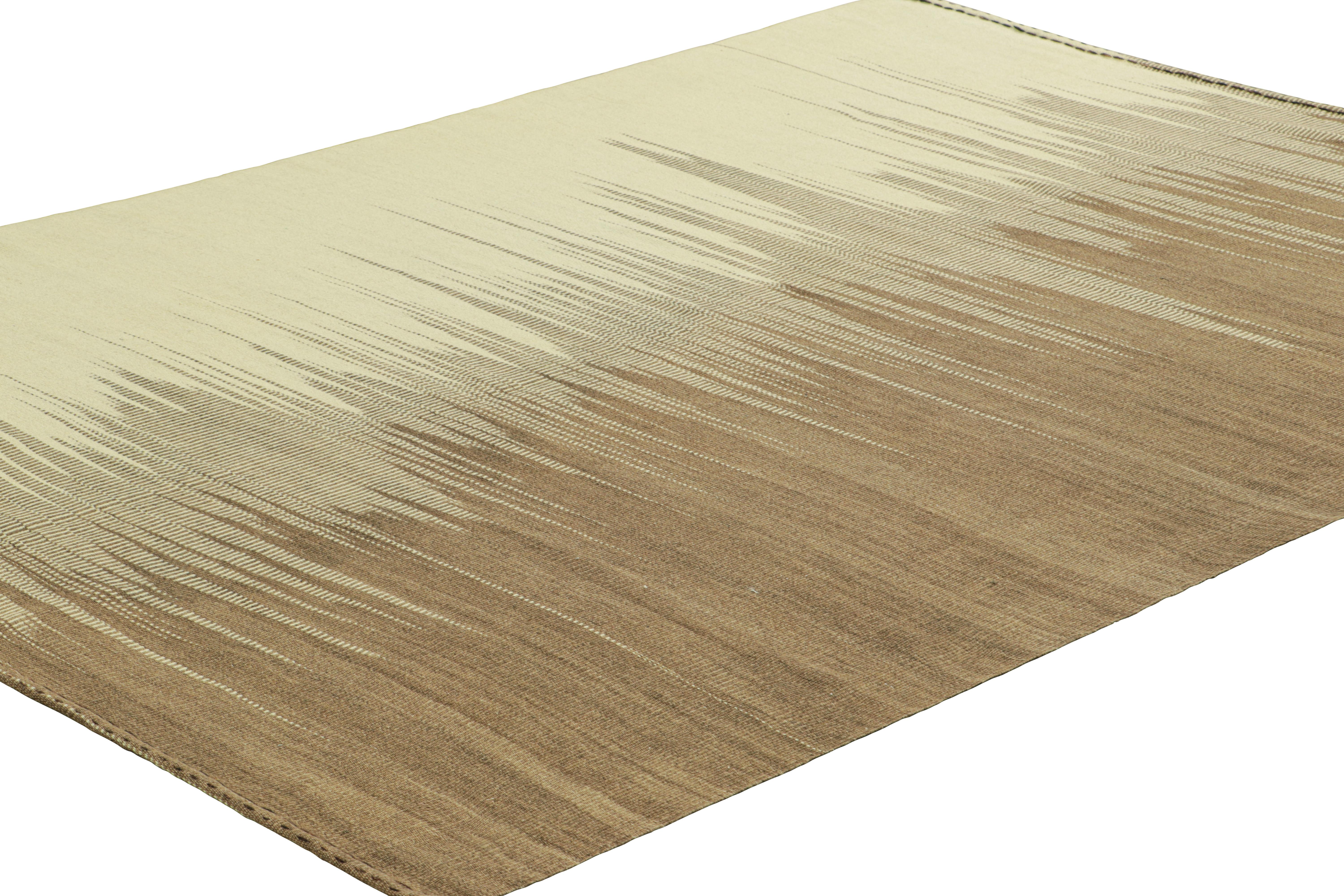 Turco Rug & Kilim è un kilim contemporaneo a strisce e motivi geometrici marroni e crema. in vendita