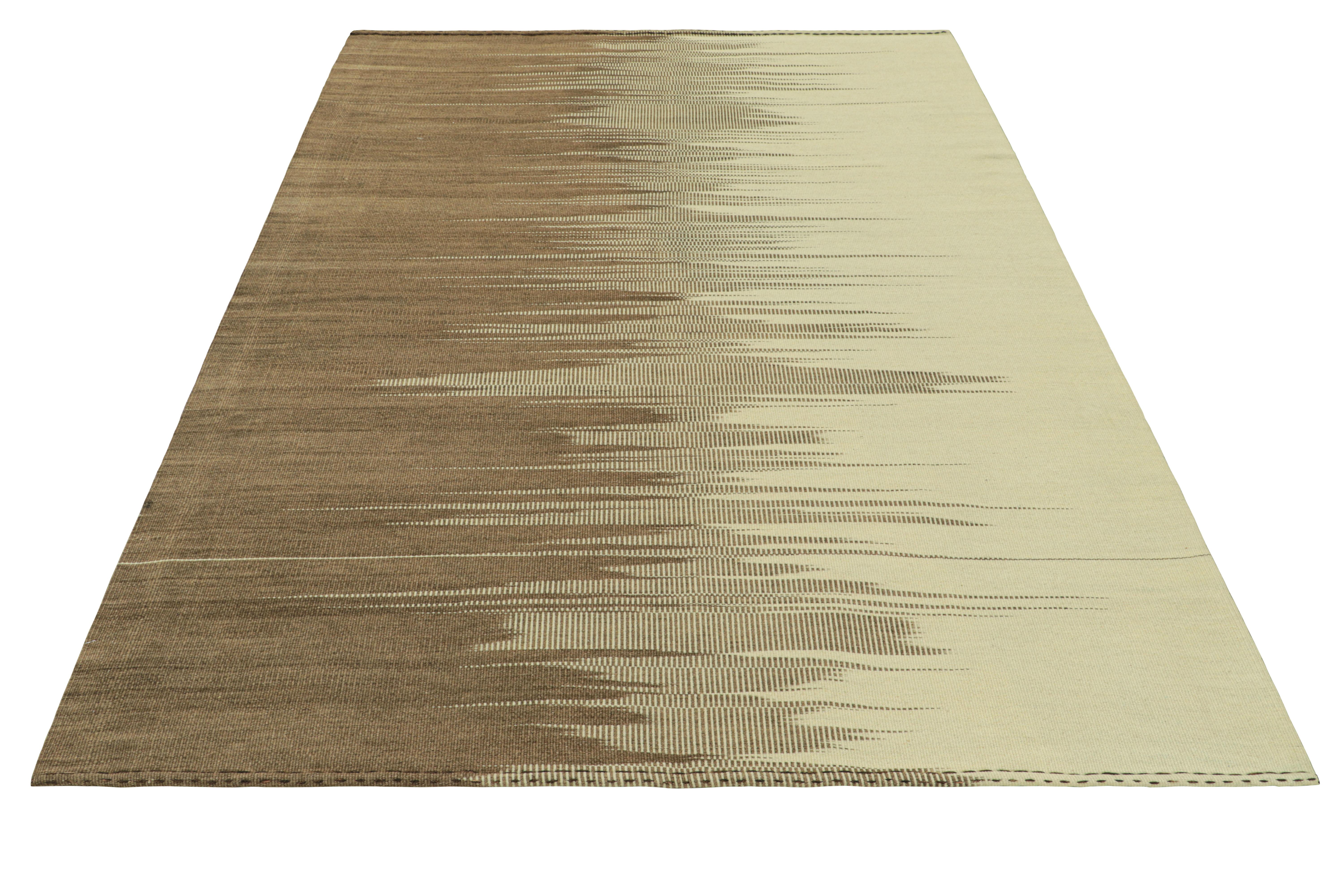 Tessuto a mano Rug & Kilim è un kilim contemporaneo a strisce e motivi geometrici marroni e crema. in vendita