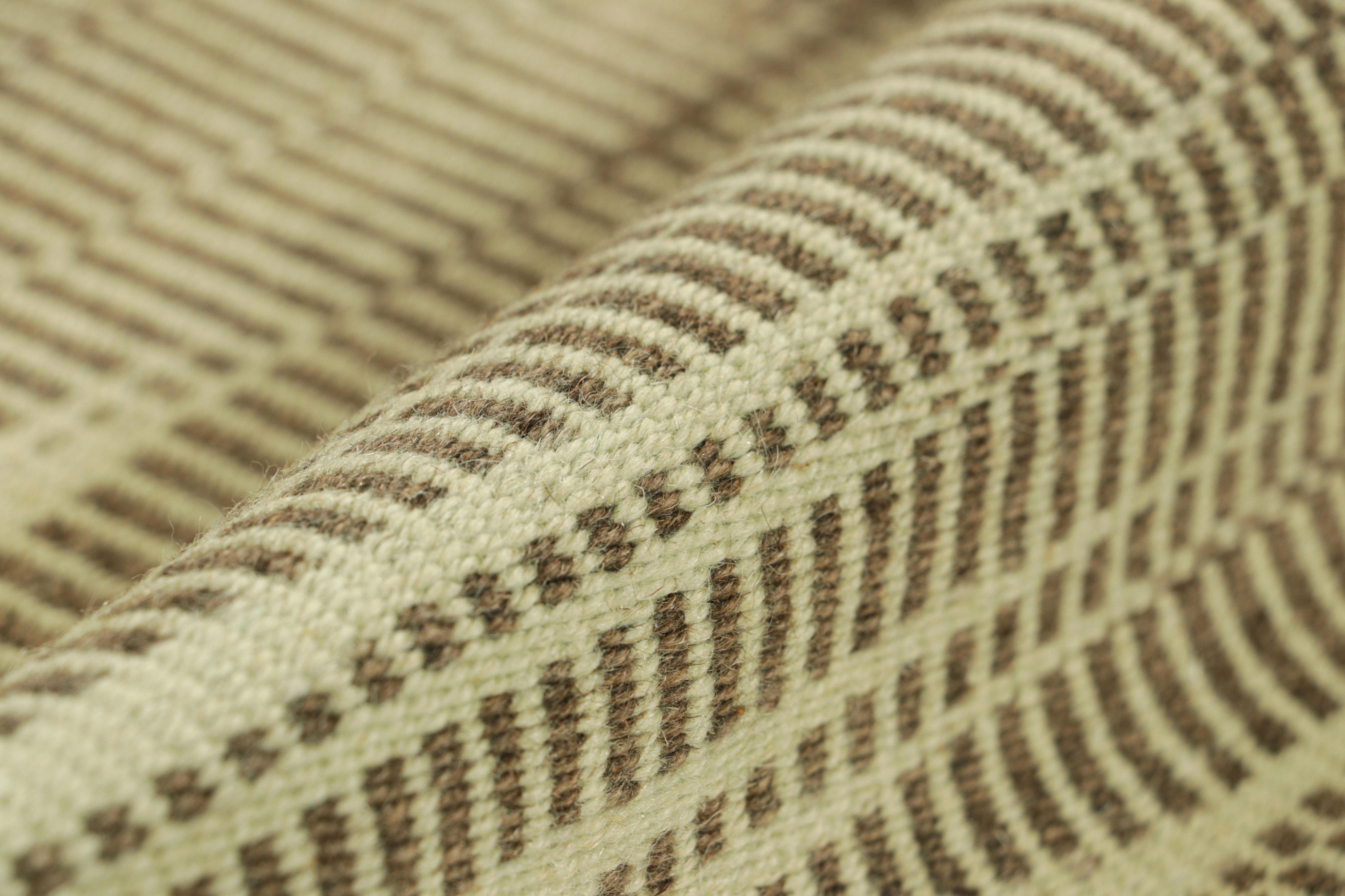 XXI secolo e contemporaneo Rug & Kilim è un kilim contemporaneo a strisce e motivi geometrici marroni e crema. in vendita