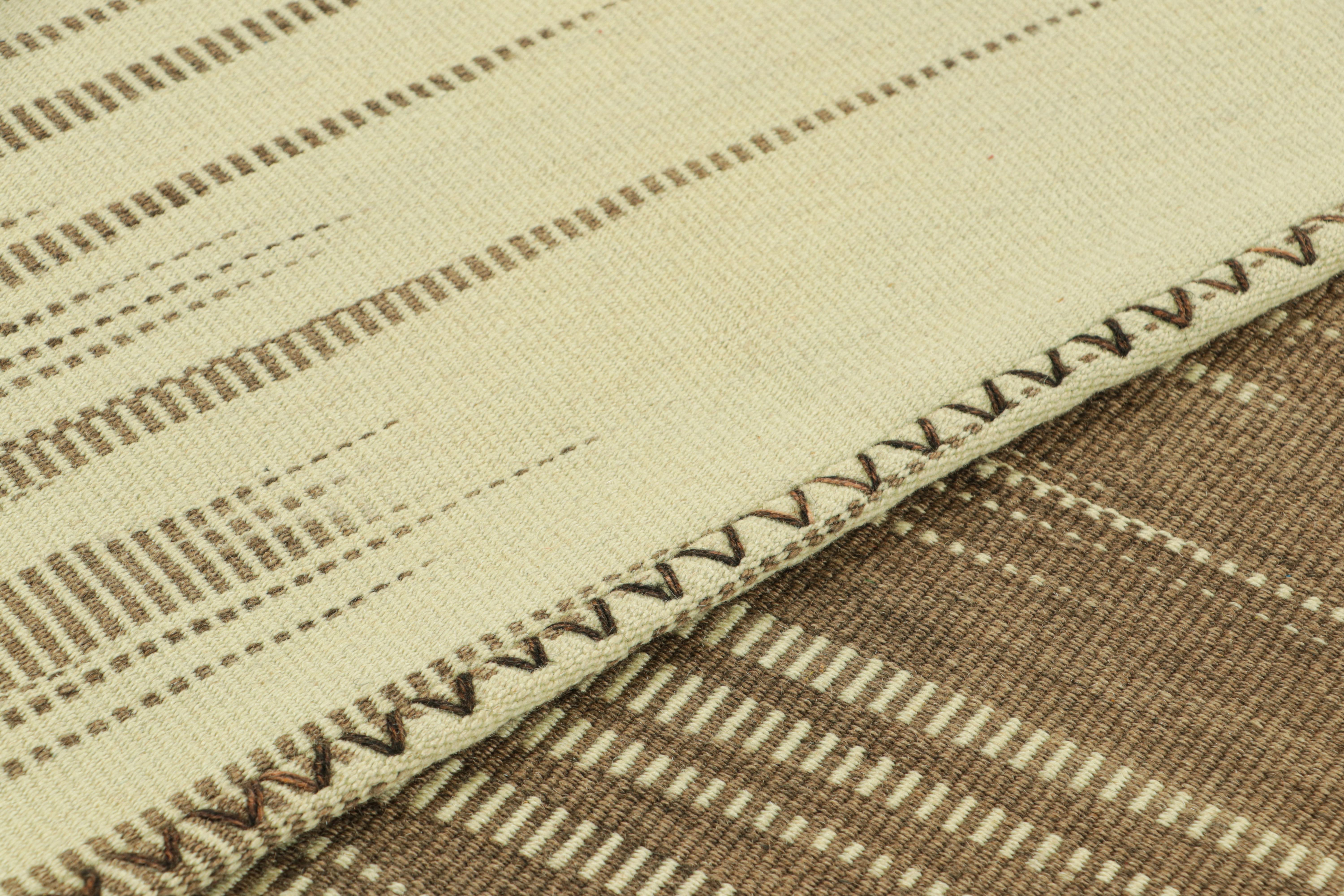 Lana Rug & Kilim è un kilim contemporaneo a strisce e motivi geometrici marroni e crema. in vendita