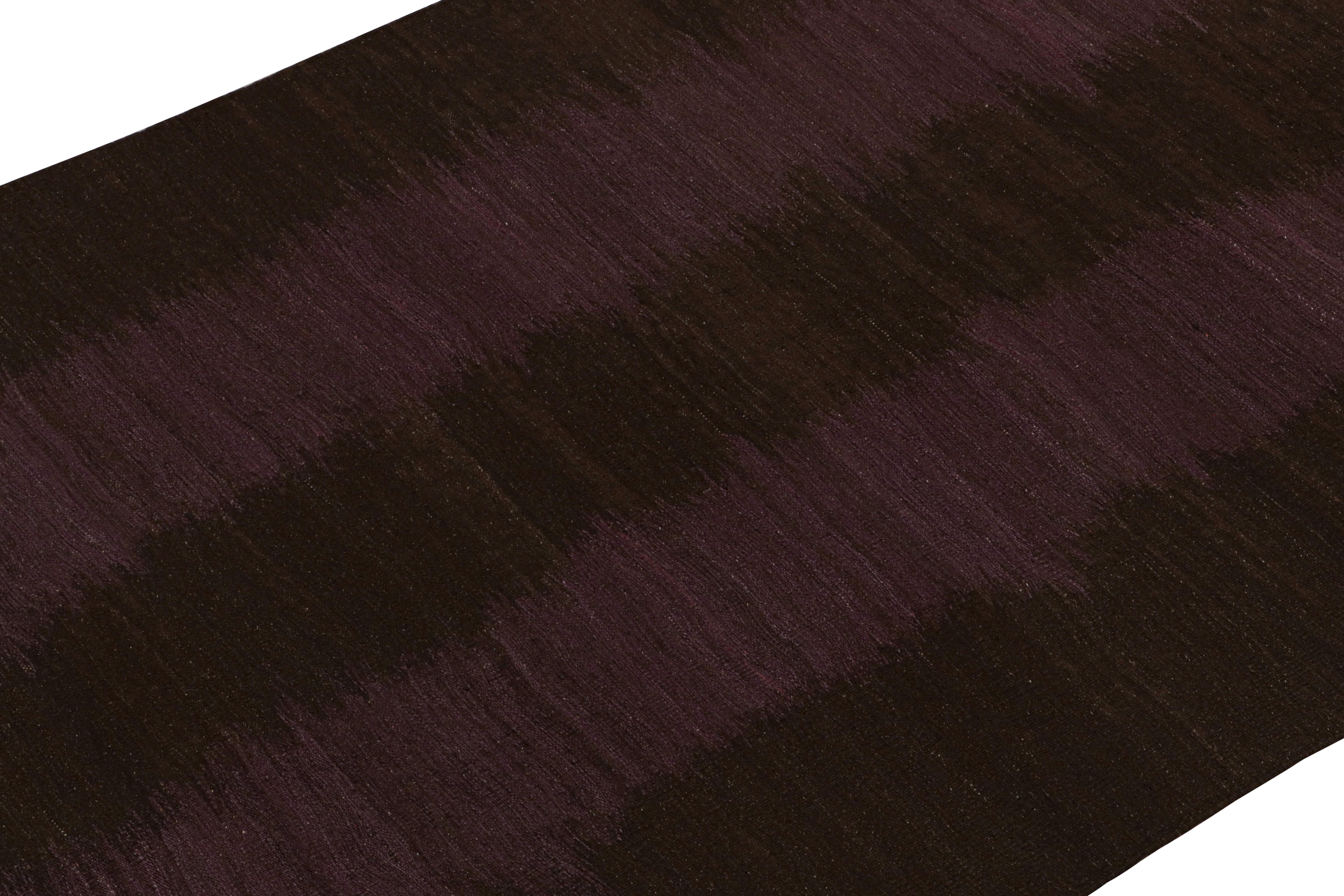 Annodato a mano Rug & Kilim’s Contemporary Kilim in Brown with Aubergine Patterns in vendita