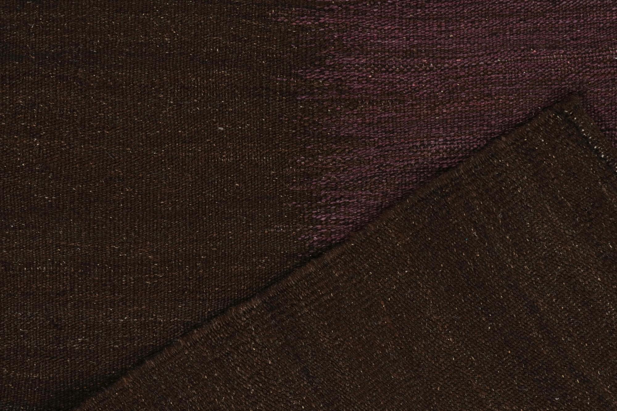 Laine Kilim contemporain de Rug & Kilim en brun avec motifs aubergine en vente