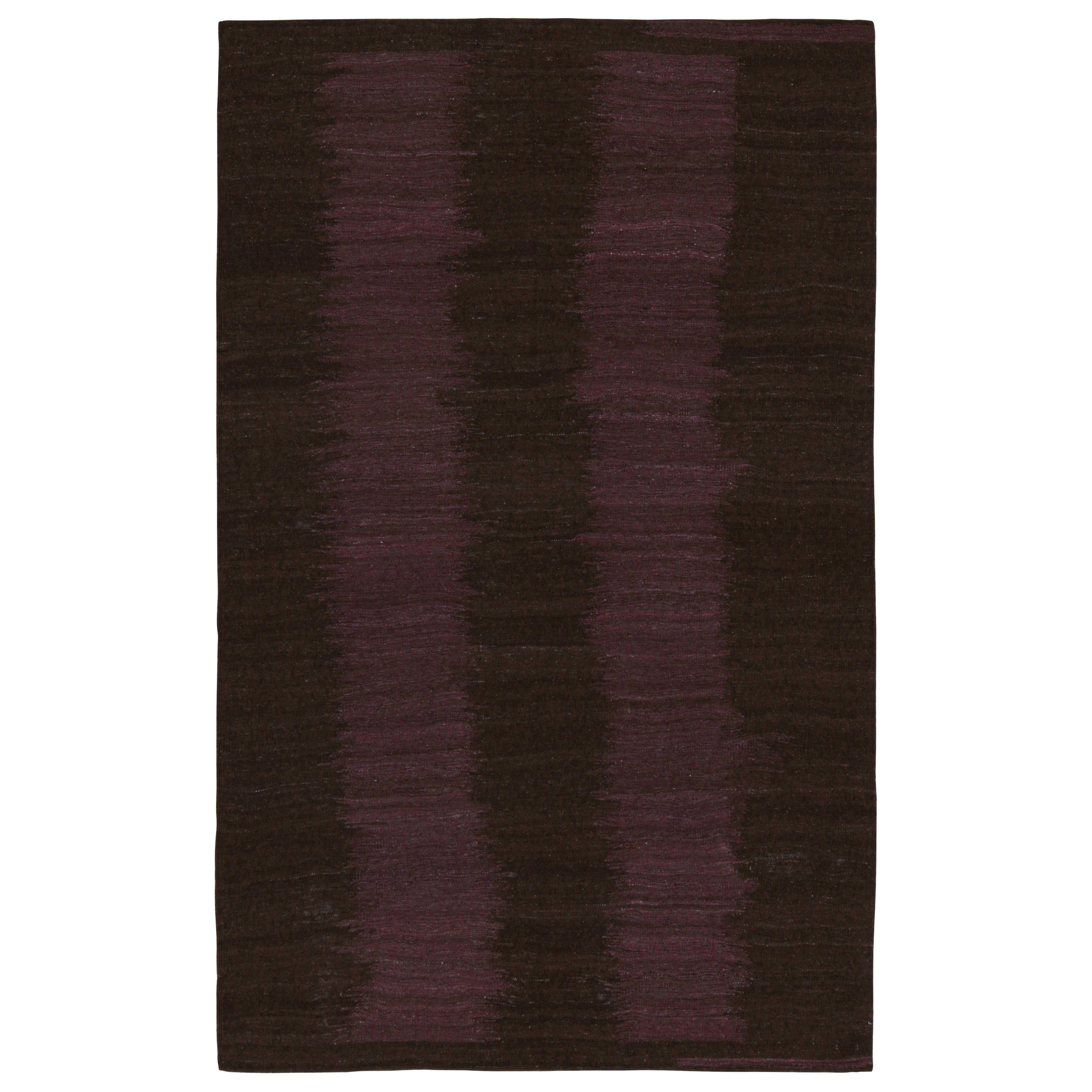 Rug & Kilim - Kilim contemporaneo in marrone con motivi di melanzane