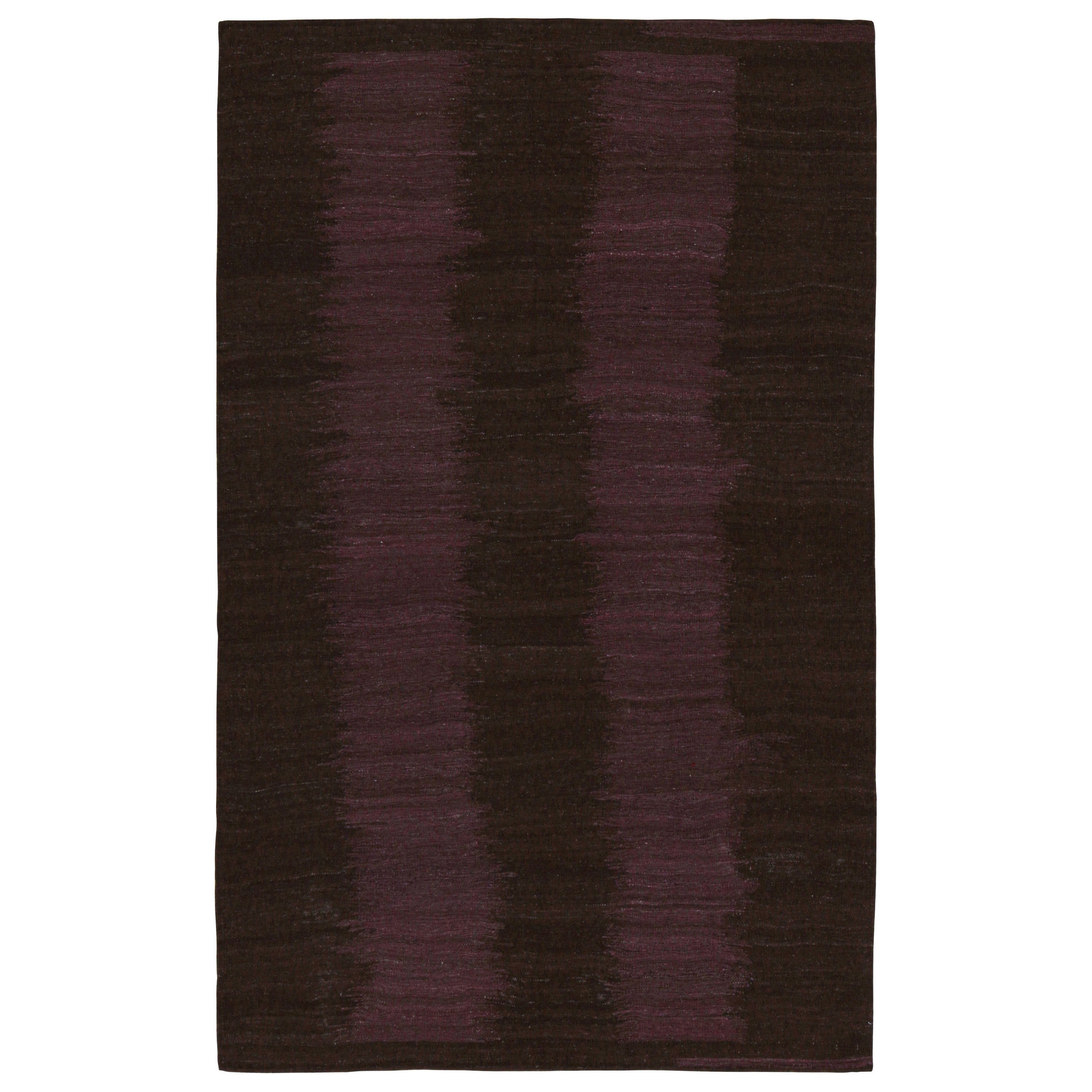 Zeitgenössischer Kilim von Rug & Kilim in Braun mit Aubergine-Mustern