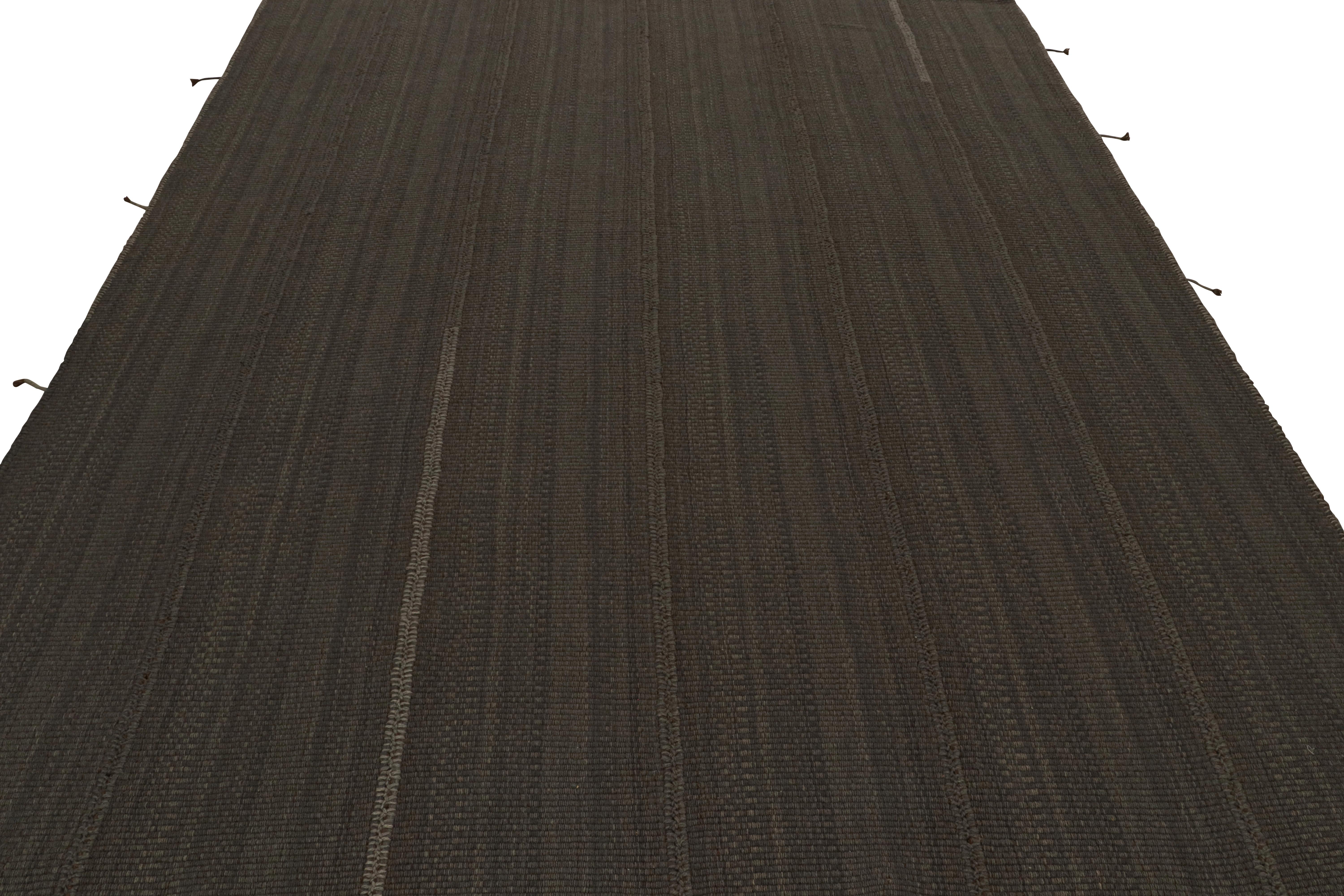 Rug & Kilim's Contemporary Kilim in Brown, mit beigefarbenen Akzenten (Moderne) im Angebot