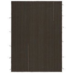 Rug & Kilim è un kilim contemporaneo di colore marrone con accenti beige.