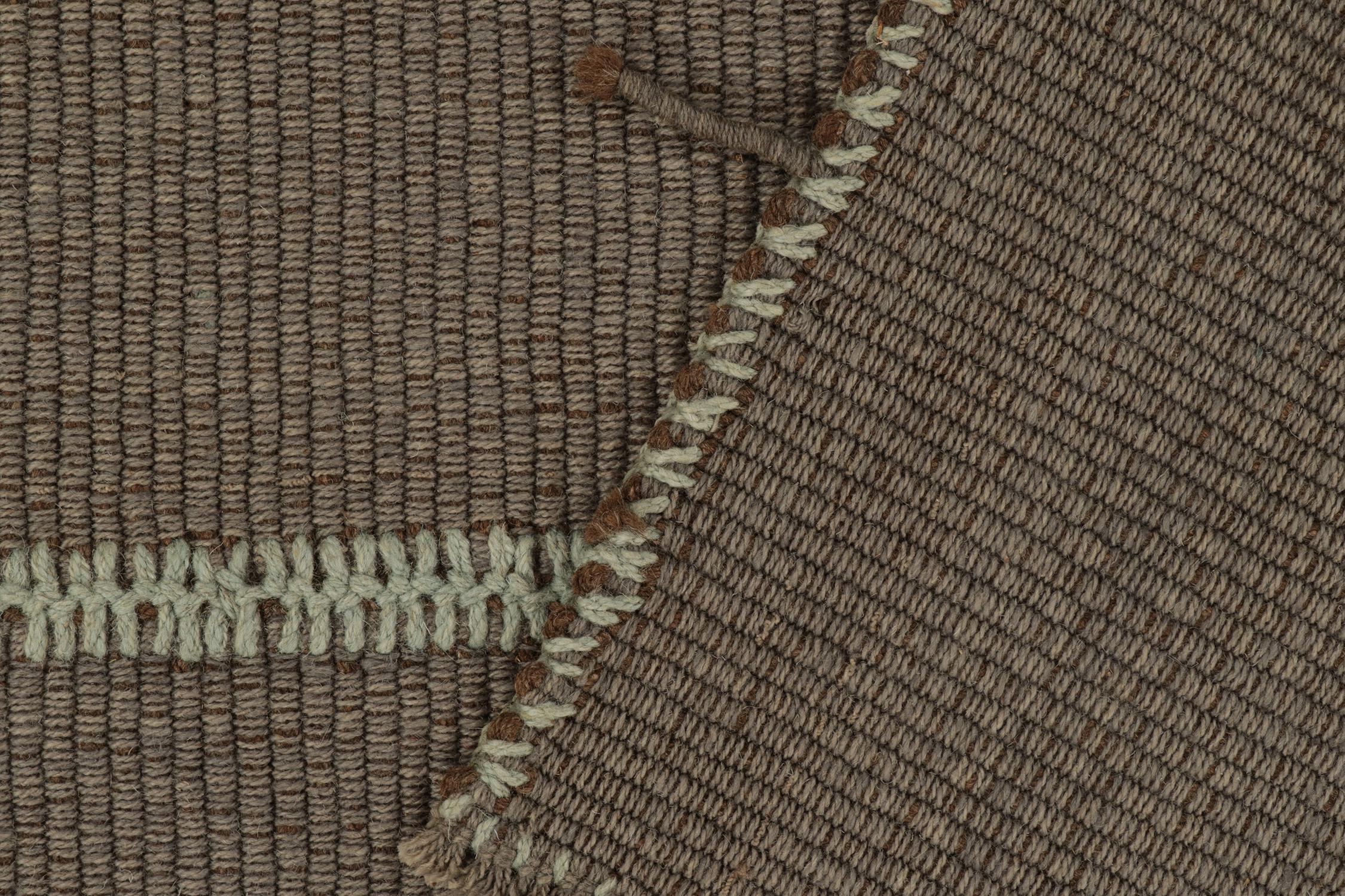 Kilim contemporáneo de Rug & Kilim en marrón con detalles azules Siglo XXI y contemporáneo en venta