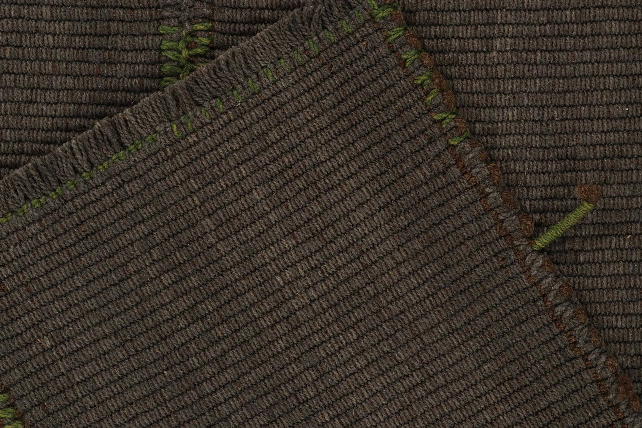 XXIe siècle et contemporain Rug & Kilim's Contemporary Kilim in Brown with Green Accents (Kilim contemporain en brun avec des accents verts) en vente