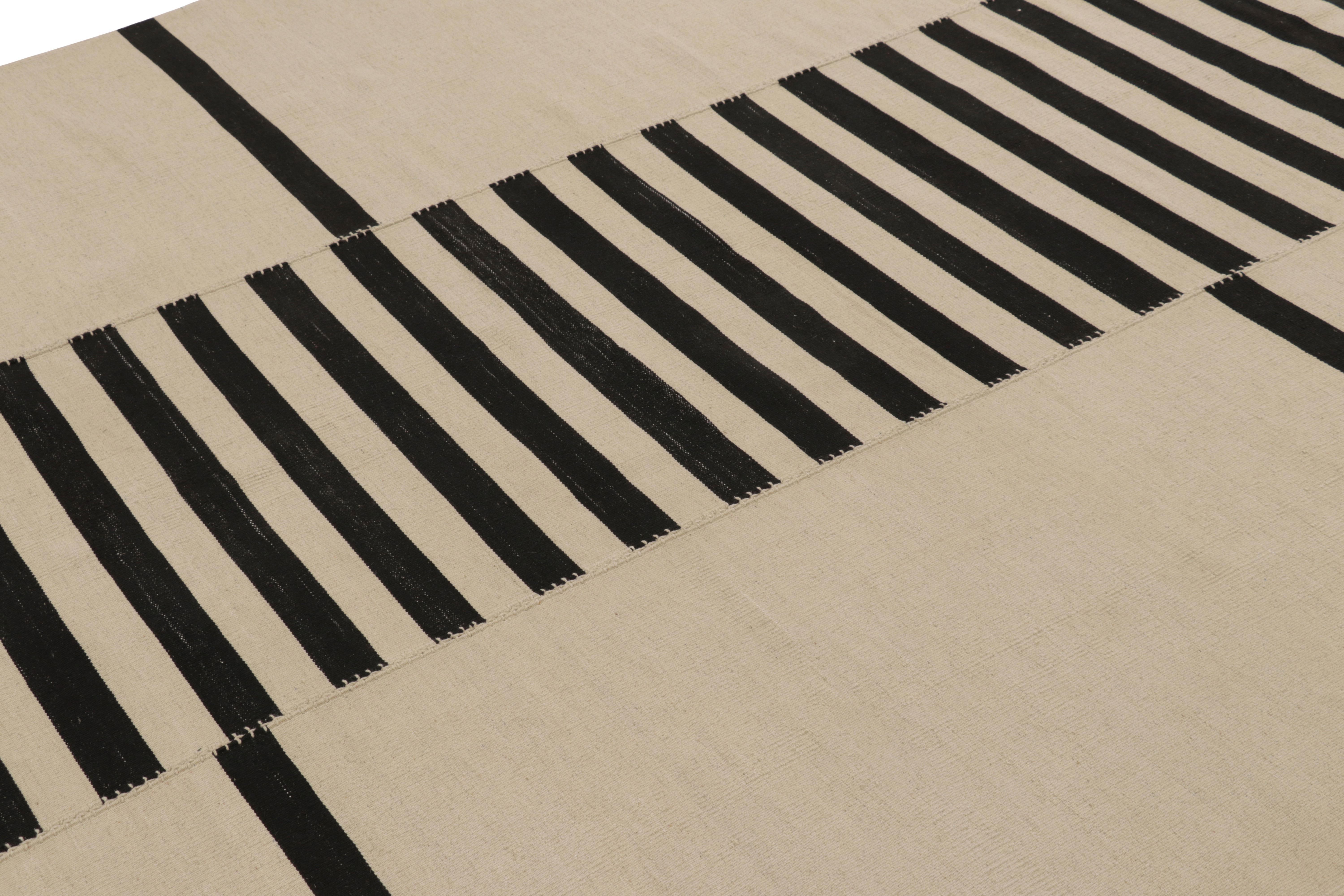 Tessuto a mano in lana, questo Kilim contemporaneo 7x10 fa parte di una nuova ed entusiasmante collezione a tessitura piatta personalizzabile di Rug & Kilim.

Sul design:

Dalla nostra amata collezione 