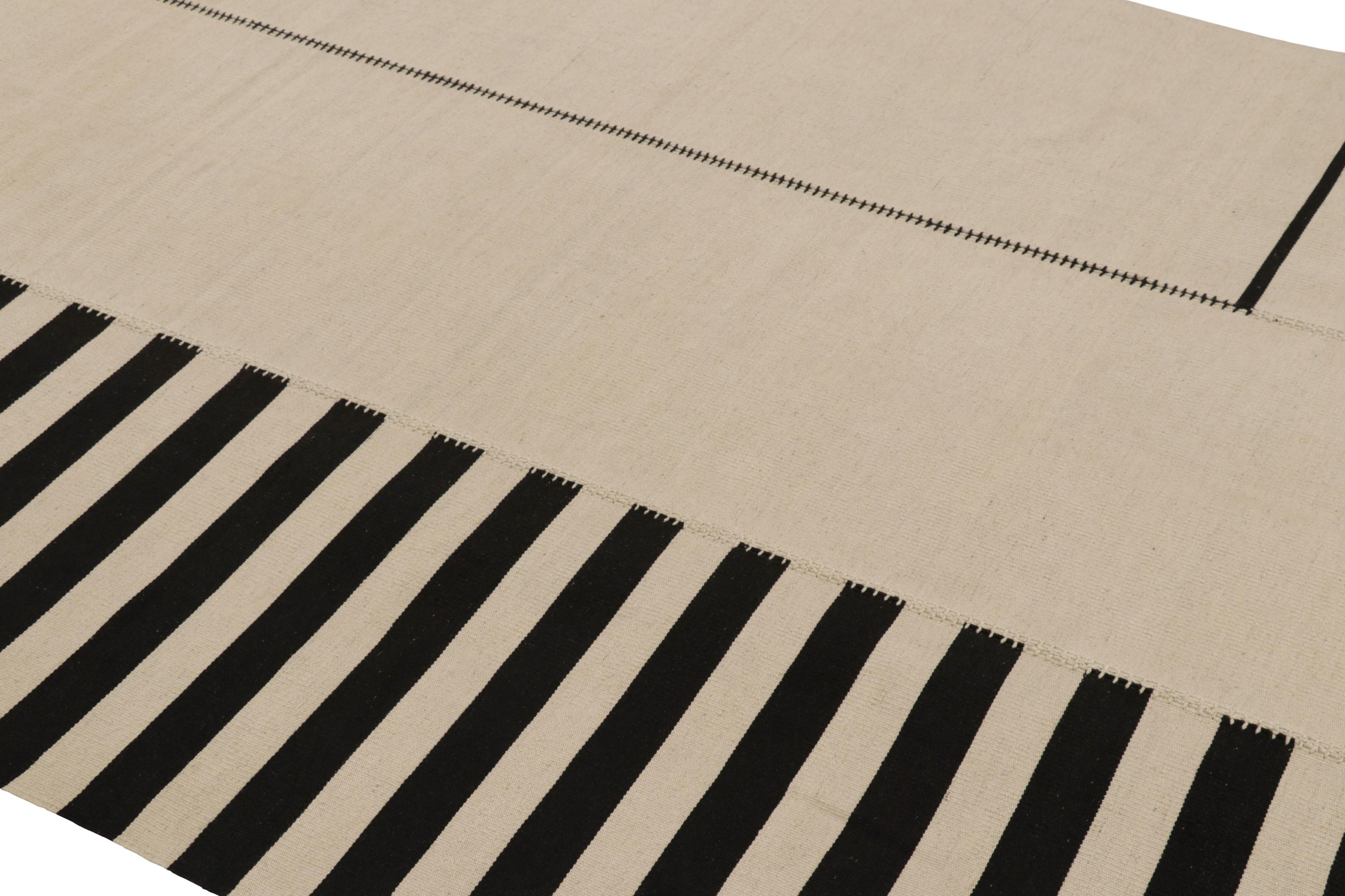  Dieser handgewebte 5 x 8 große zeitgenössische Kelim aus Wolle stammt aus einer aufregenden neuen Flachgewebe-Kollektion von Rug & Kilim, die nach Maß gefertigt wird.

Über das Design:

Dieser Teppich aus unserer beliebten Rez Kilim