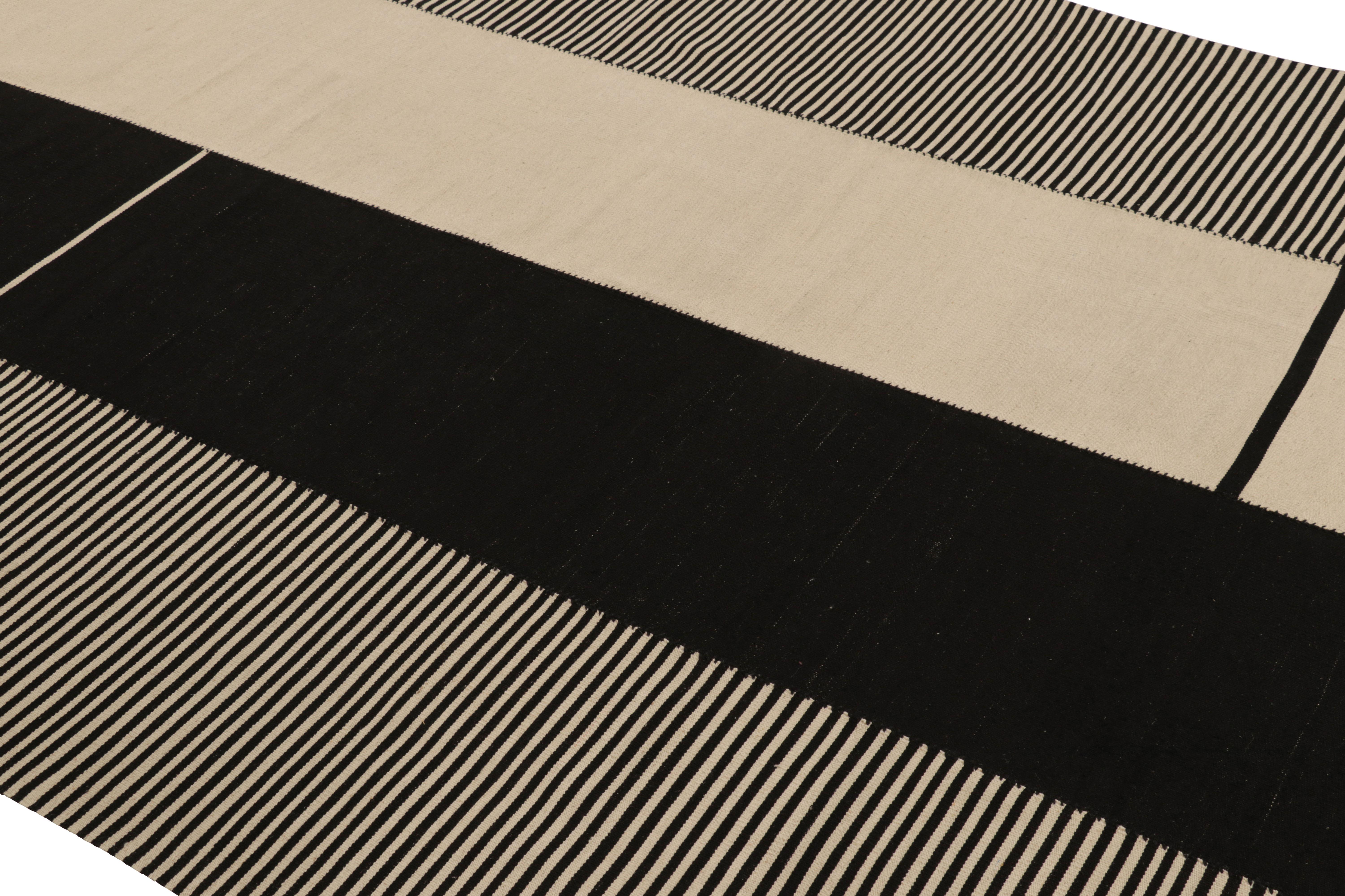 Tejido a mano en lana, este kilim contemporáneo de 7x10 pertenece a una nueva y emocionante colección de tejido plano a medida de Rug & Kilim.

Sobre el diseño:

De nuestra querida colección 