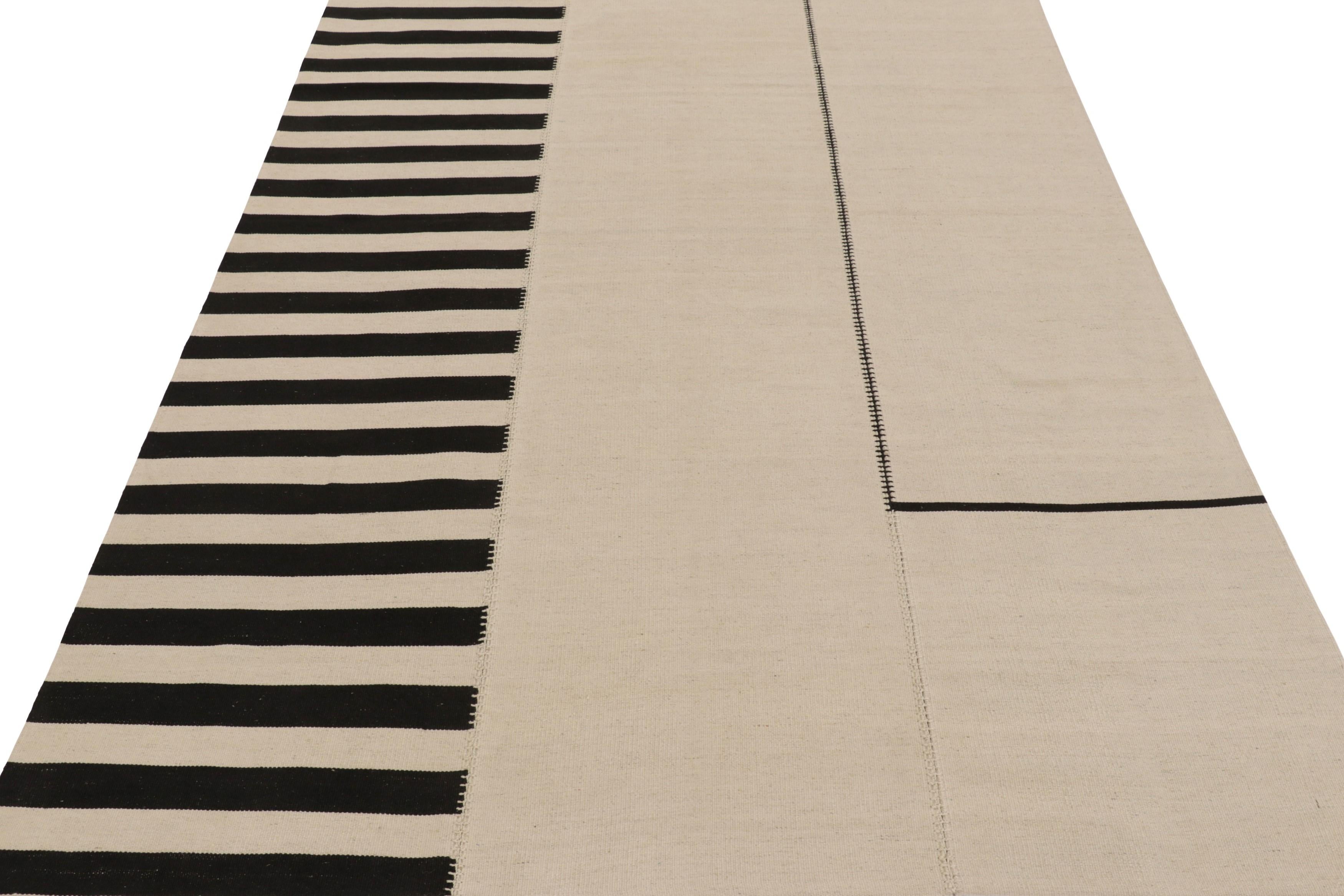 Tessuto a mano Rug & Kilim: un kilim contemporaneo nei toni del crema e del nero in vendita