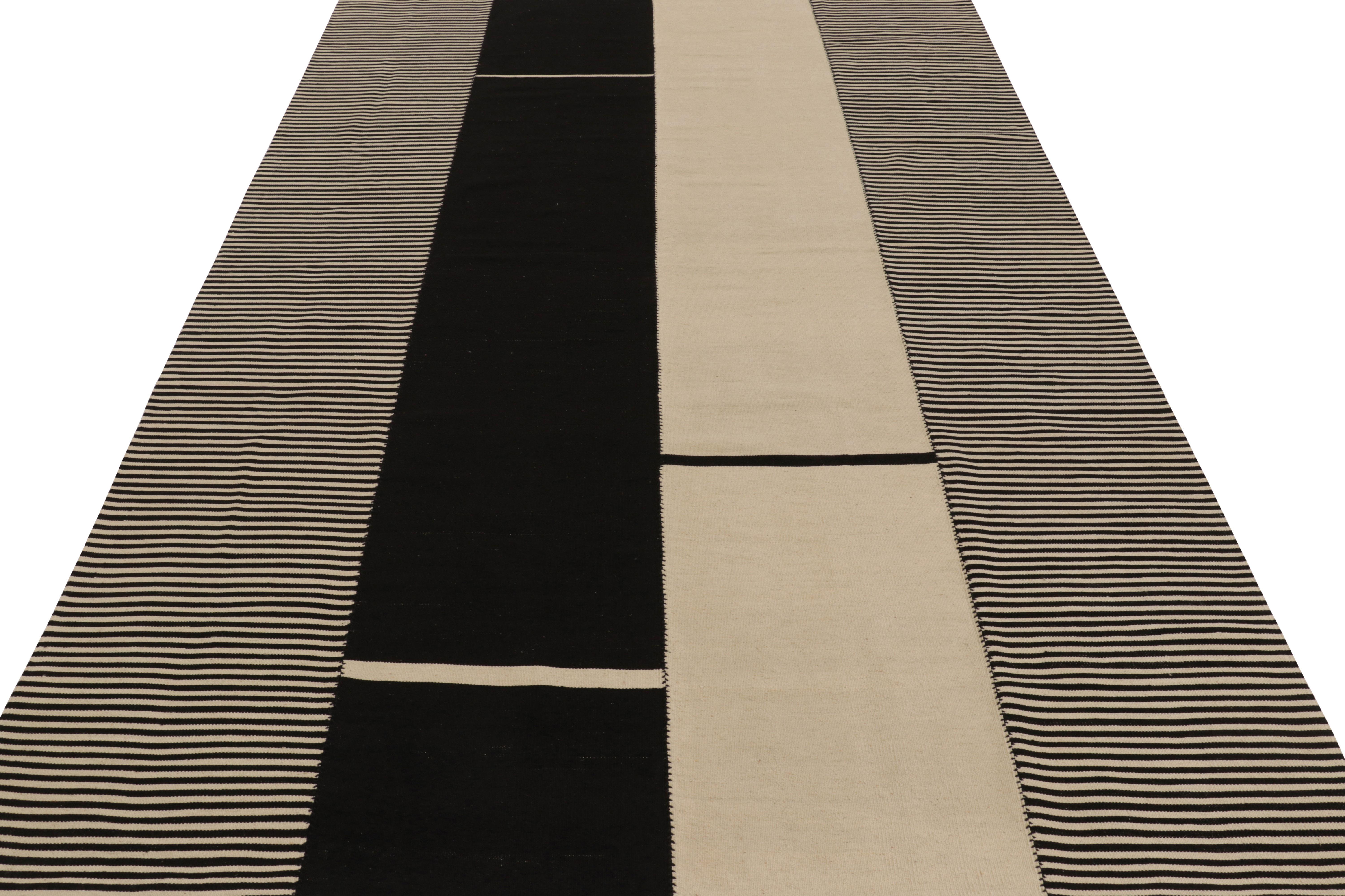 Kilim contemporáneo de Rug & Kilim en tonos crema y negro Tejido a mano en venta