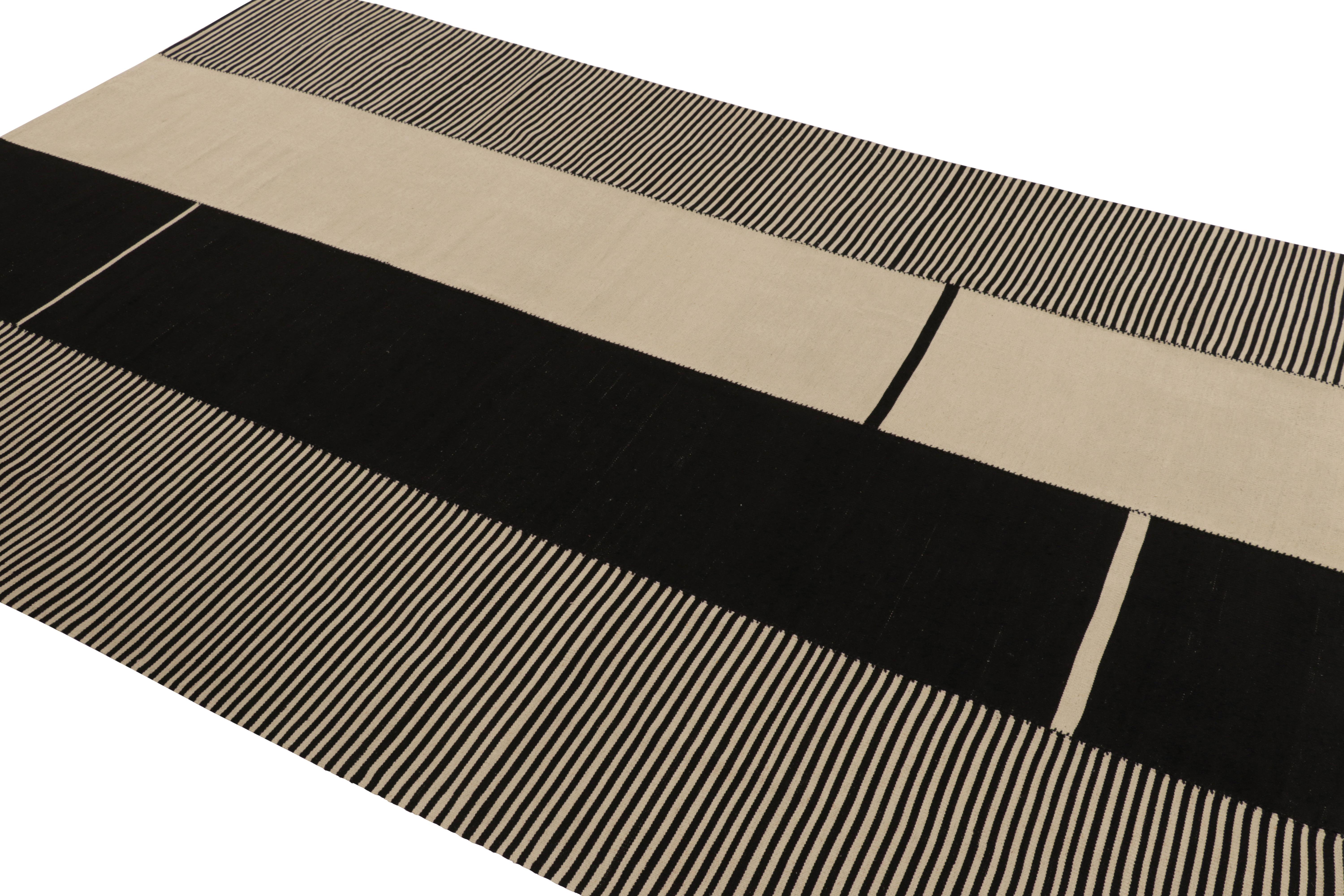 Kilim contemporáneo de Rug & Kilim en tonos crema y negro en Nuevo estado para la venta en Long Island City, NY