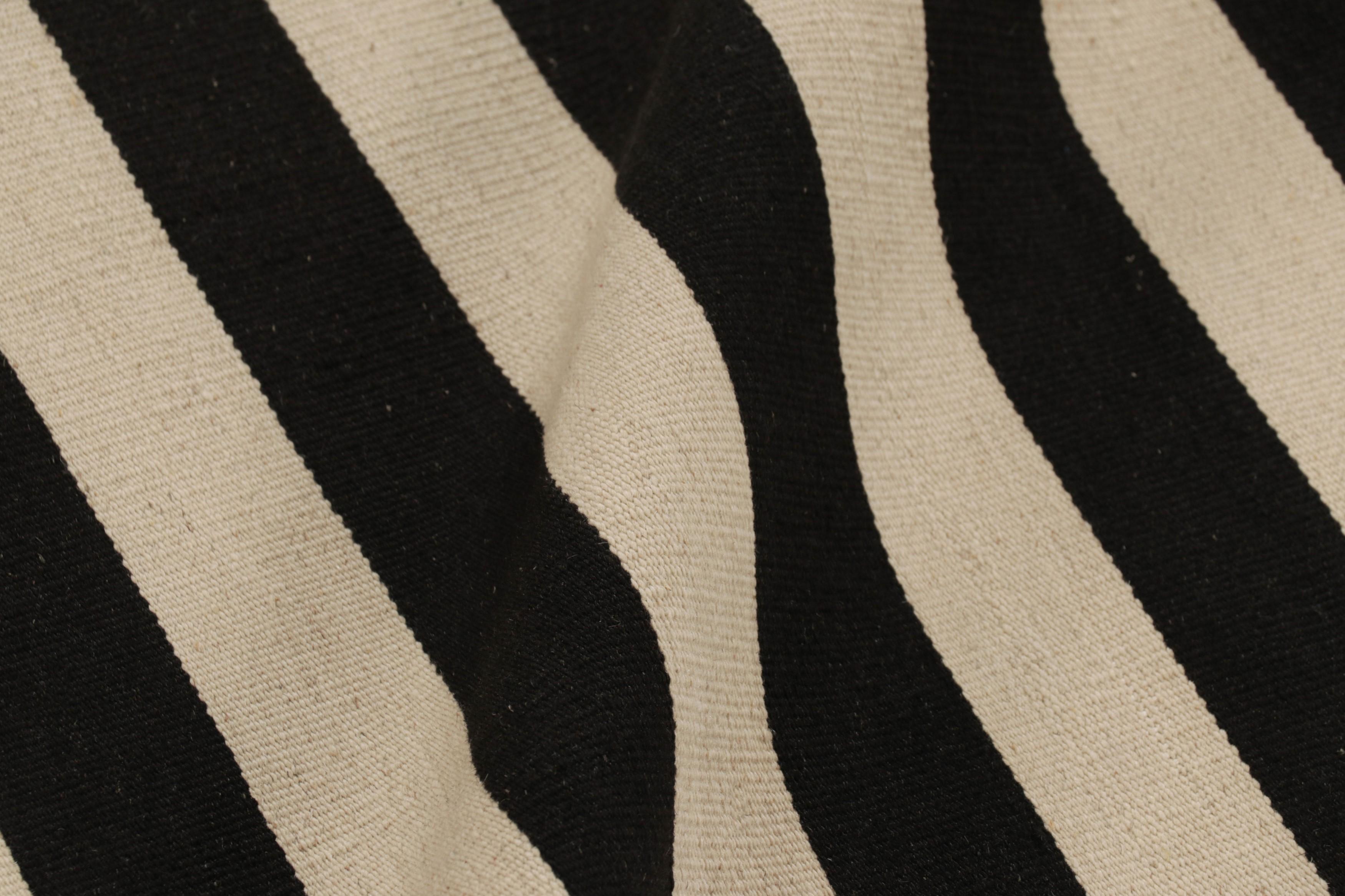 Lana Rug & Kilim: un kilim contemporaneo nei toni del crema e del nero in vendita