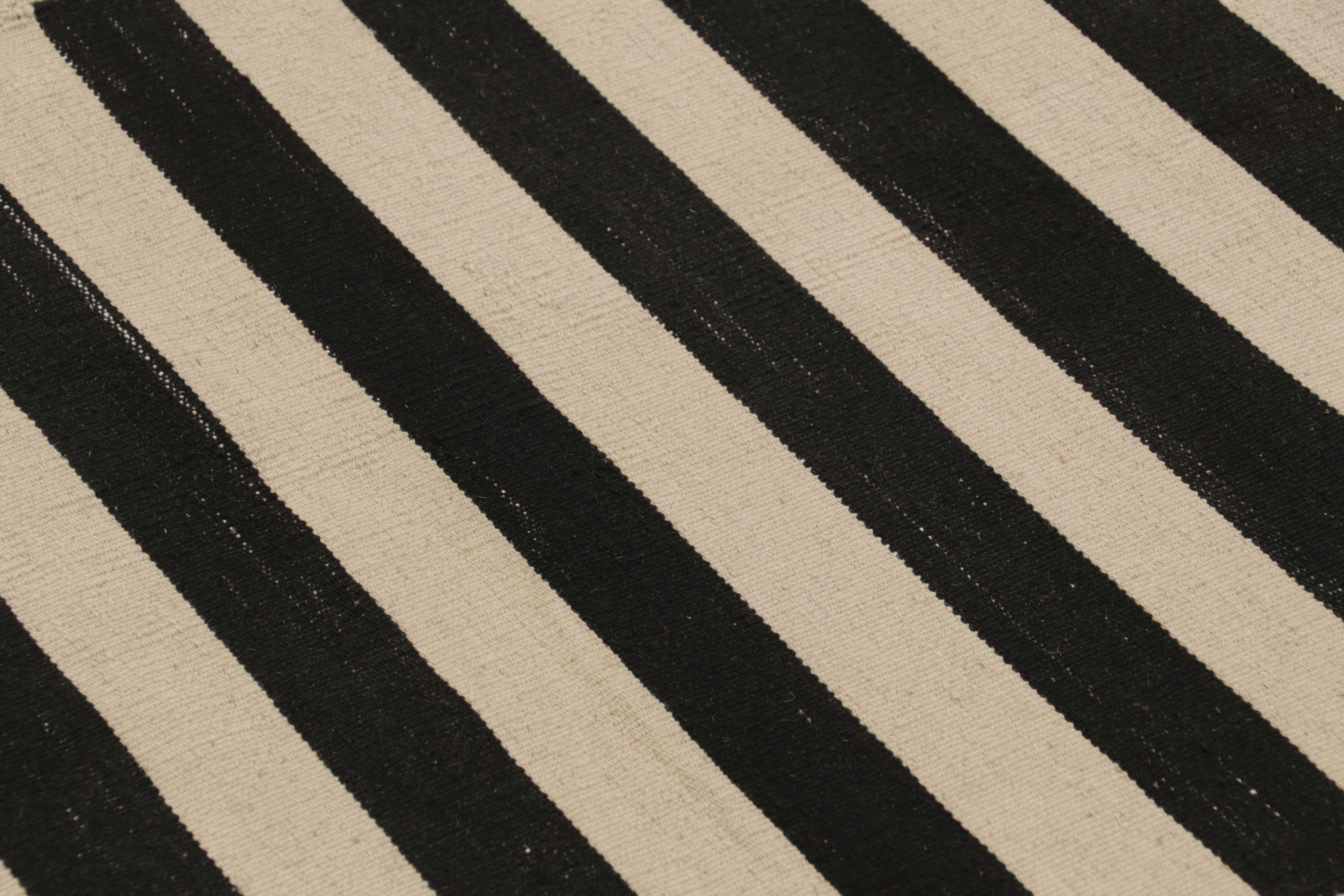 Laine Rug & Kilim's Contemporary Kilim in Cream and Black Tones (Kilim contemporain dans les tons crème et noir) en vente