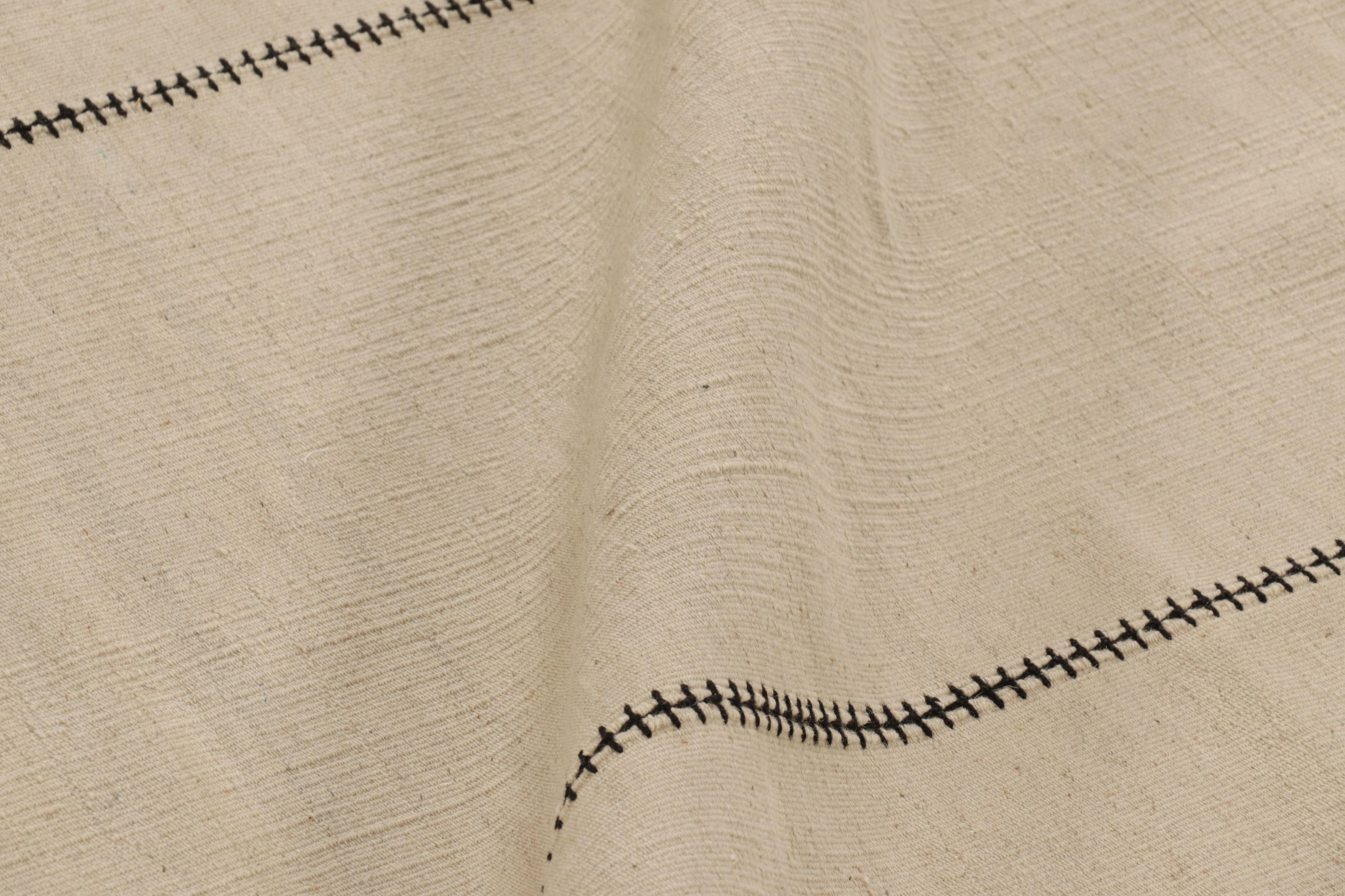 Laine Rug & Kilim's Contemporary Kilim in Cream and Black Tones (Kilim contemporain dans les tons crème et noir) en vente