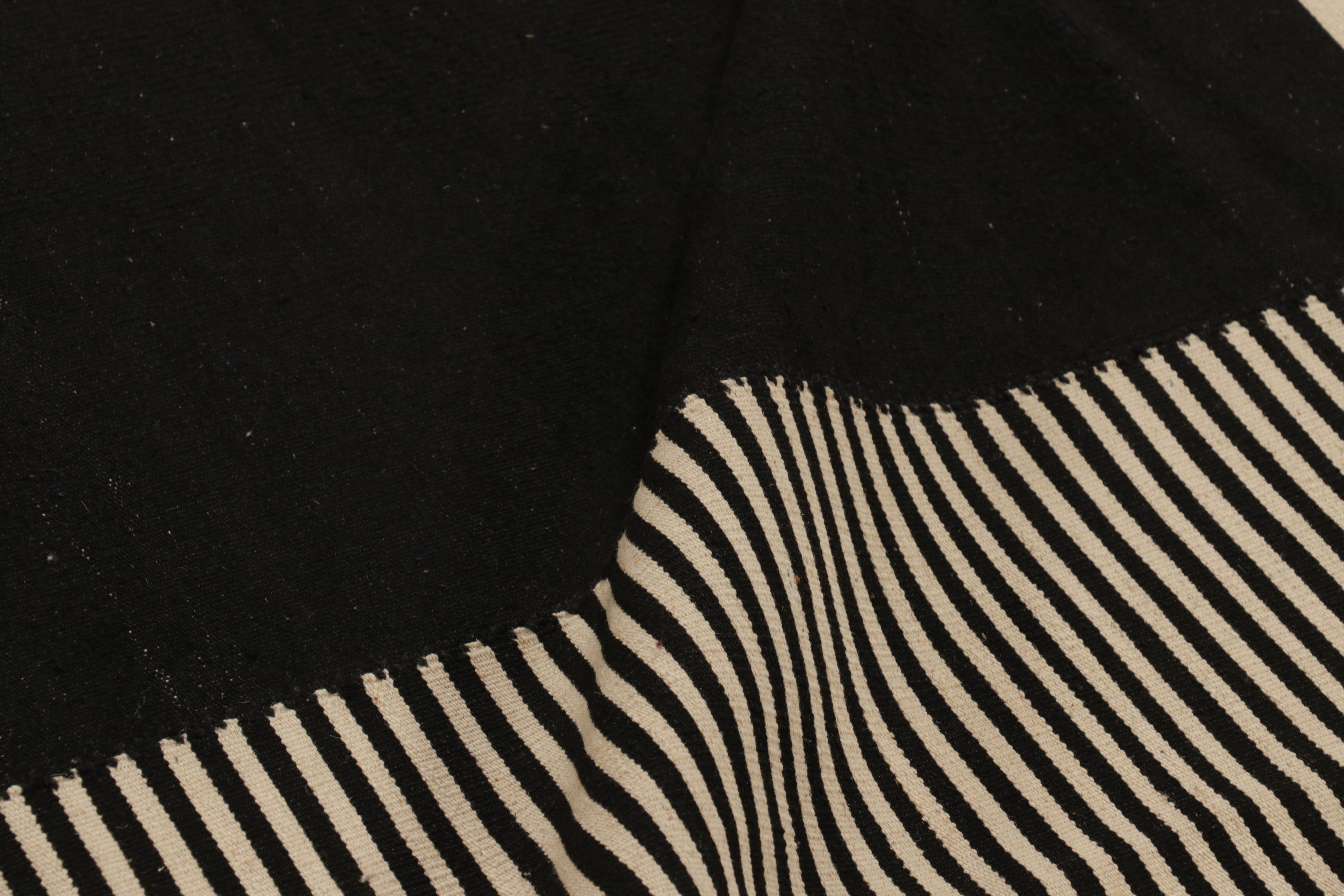 Kilim contemporáneo de Rug & Kilim en tonos crema y negro Lana en venta