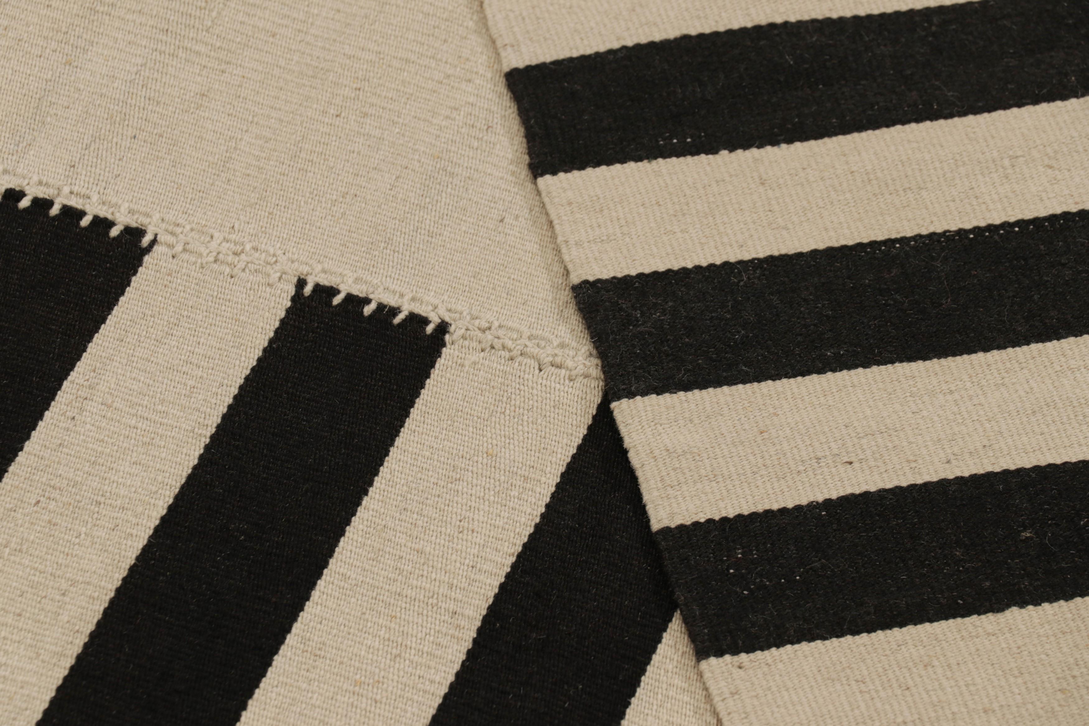 Rug & Kilim's Contemporary Kilim in Creme- und Schwarztönen im Angebot 1