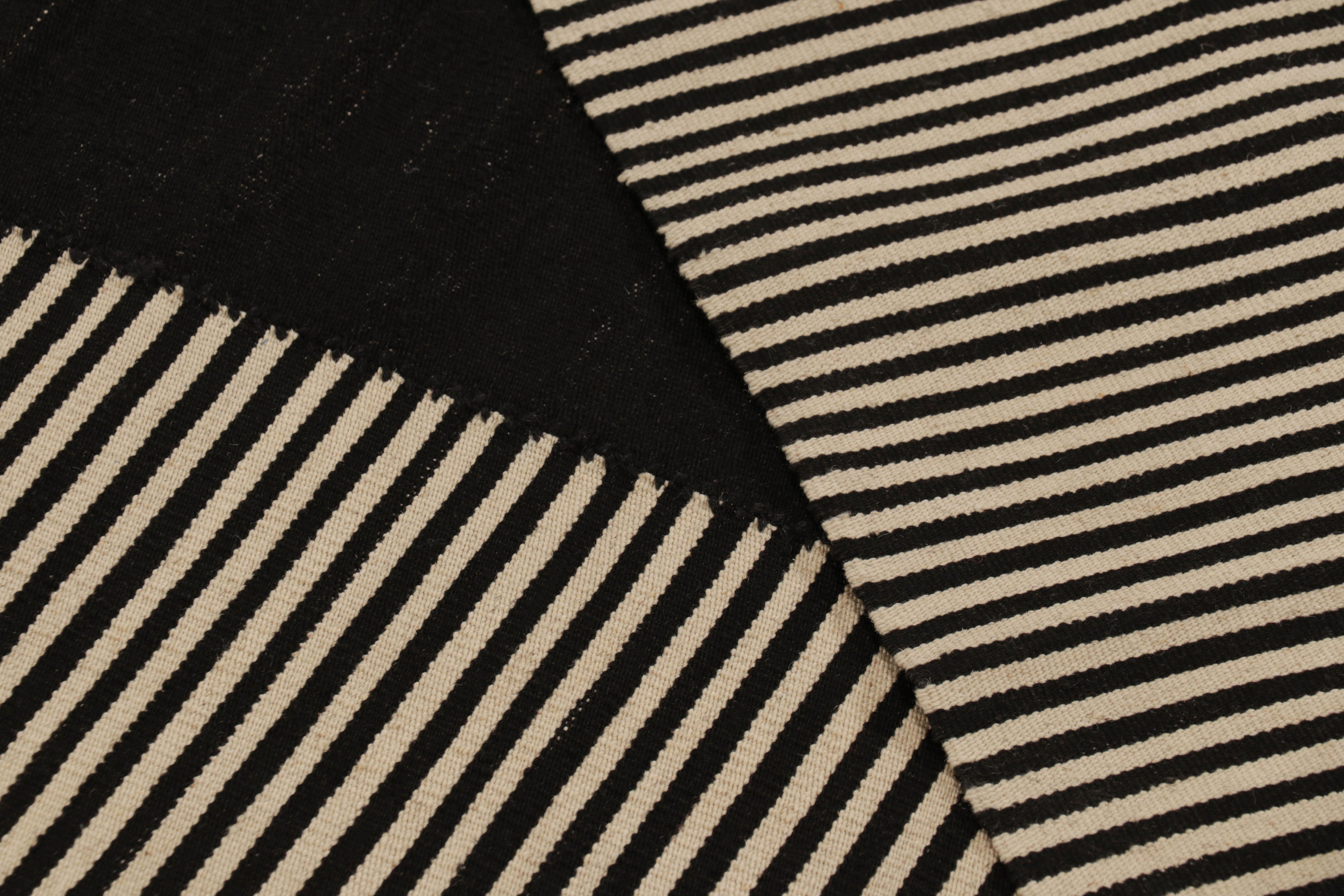 Kilim contemporáneo de Rug & Kilim en tonos crema y negro en venta 1