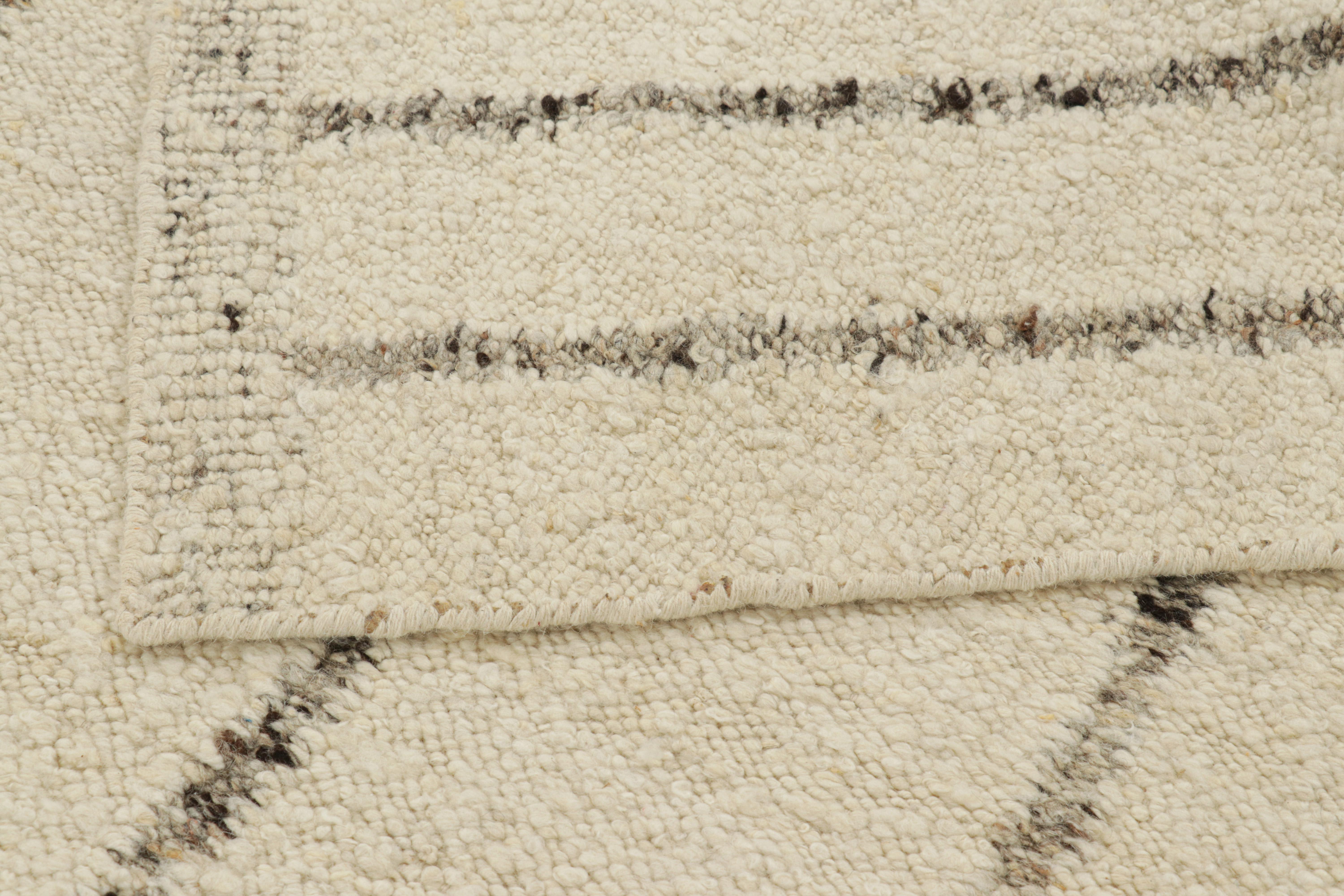 XXI secolo e contemporaneo Rug & Kilim è un kilim contemporaneo in bianco e crema con strisce in vendita