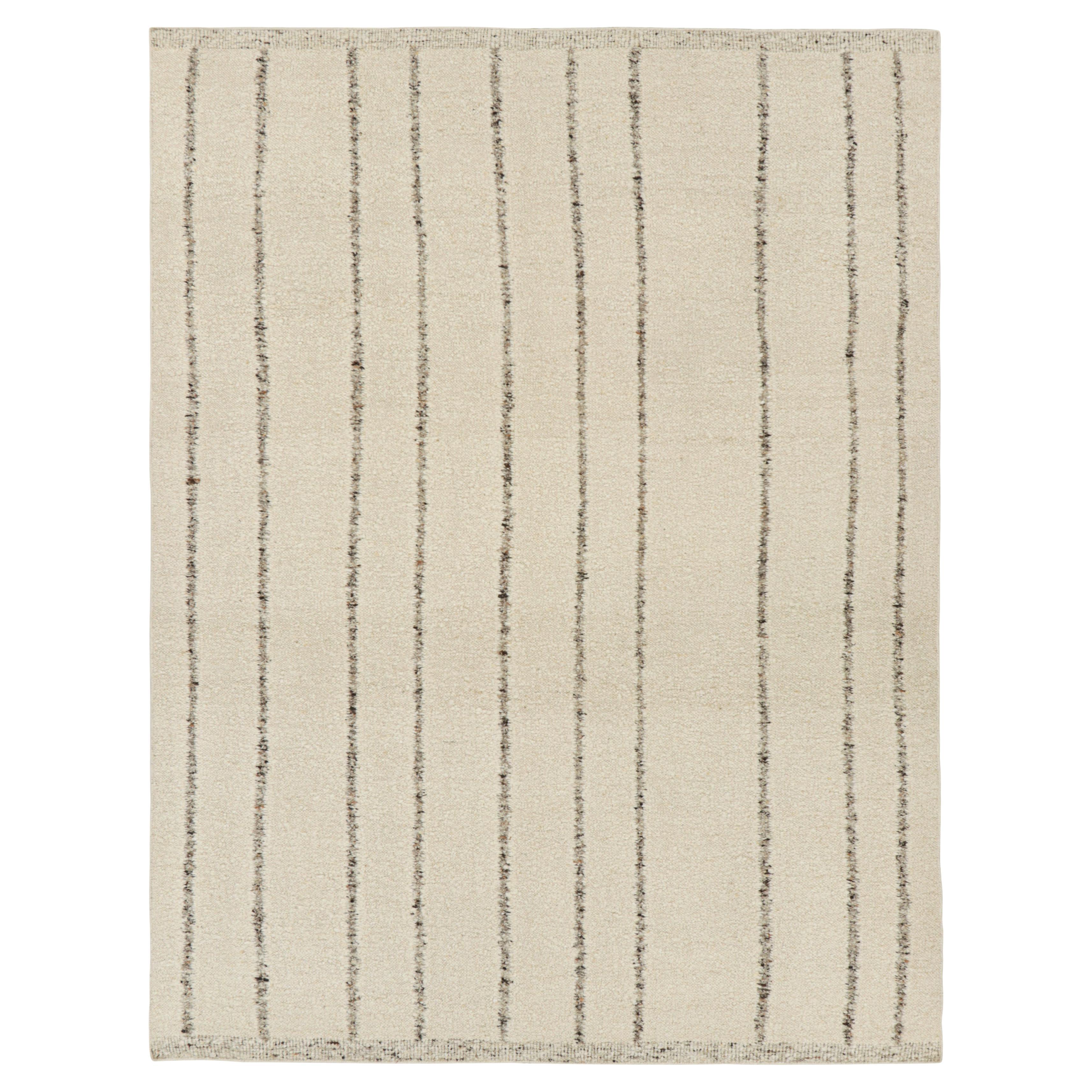Rug & Kilim è un kilim contemporaneo in bianco e crema con strisce