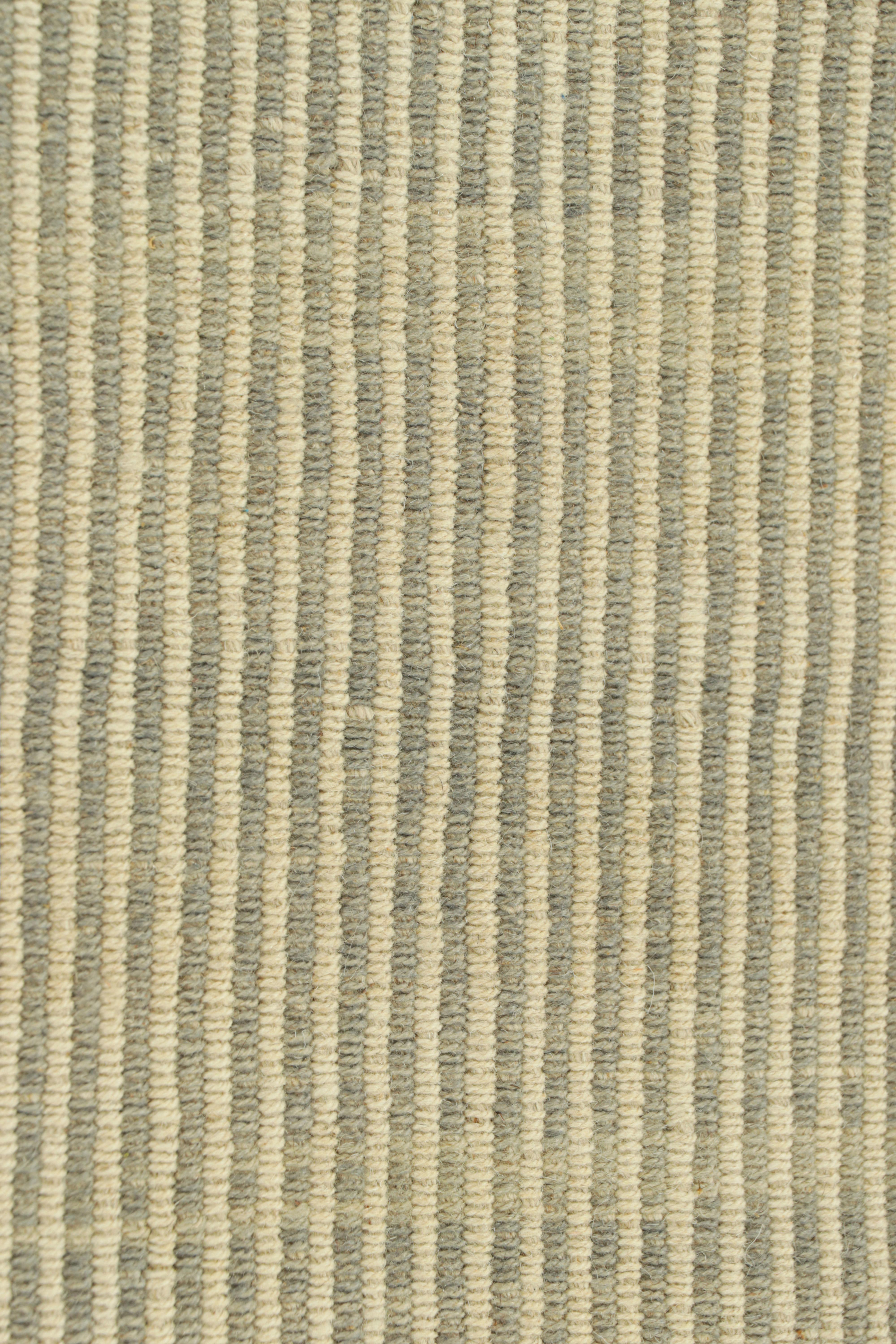 Moderne Rug & Kilim's Contemporary Kilim in Cream, Beige and Gray Textural Stripes (Kilim contemporain à rayures texturées crème, beige et grises) en vente