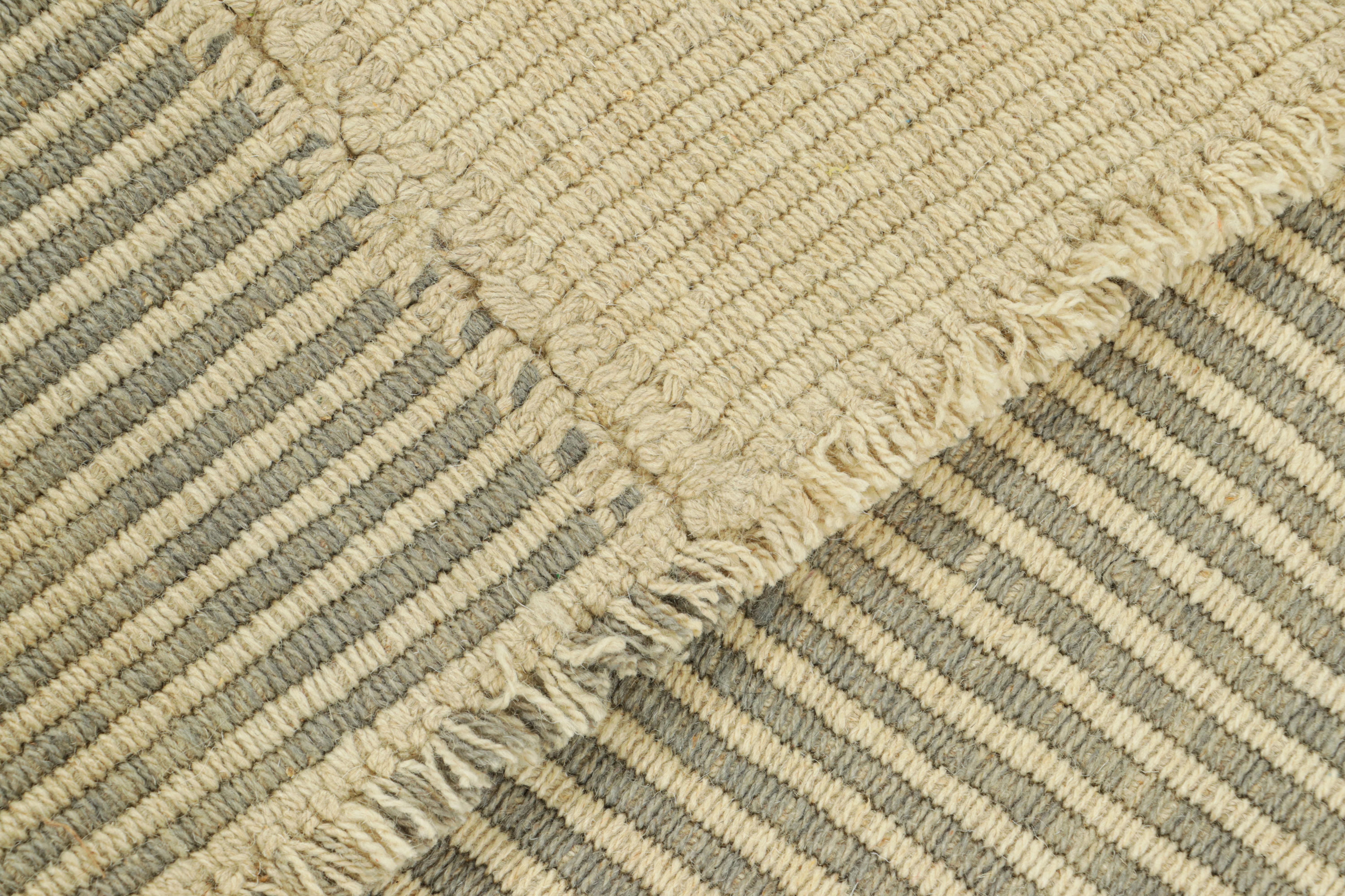 Rug & Kilim's Contemporary Kilim in Cream, Beige and Gray Textural Stripes (Kilim contemporain à rayures texturées crème, beige et grises) Neuf - En vente à Long Island City, NY