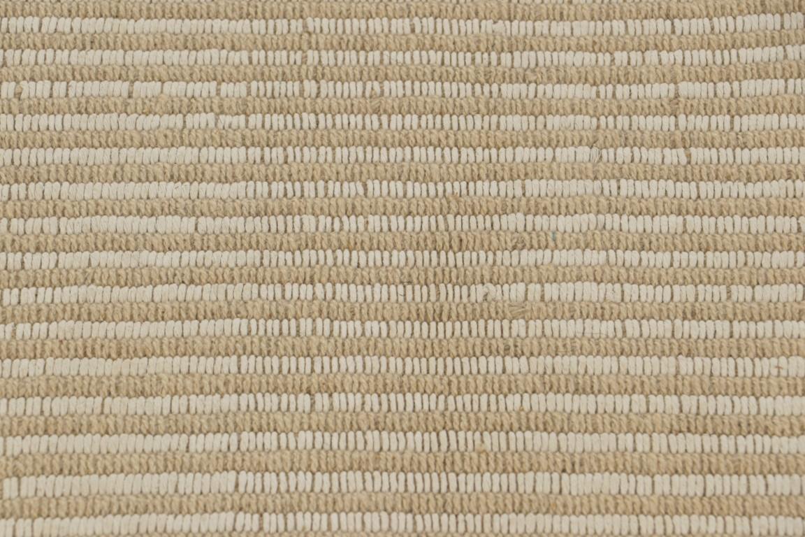 Moderno Rug & Kilim è un kilim contemporaneo a strisce color crema, bianco e beige.