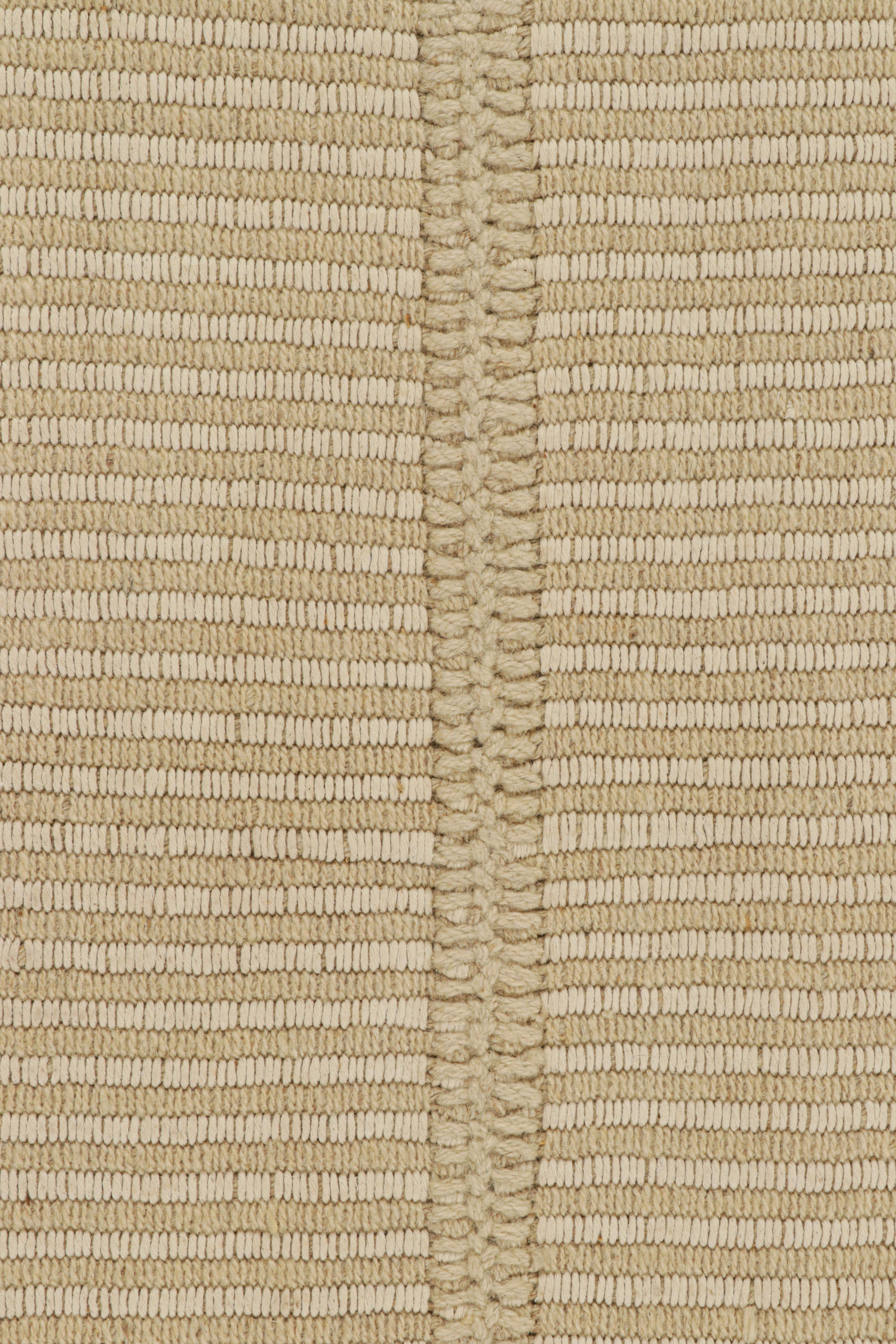 Moderno Rug & Kilim è un kilim contemporaneo a strisce color crema, bianco e beige. in vendita