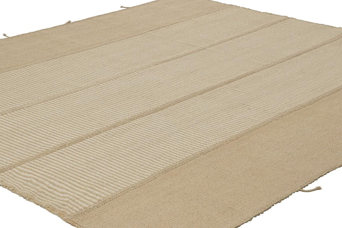 Afghano Rug & Kilim è un kilim contemporaneo a strisce color crema, bianco e beige.