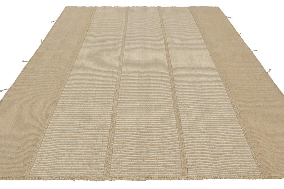 Tessuto a mano Rug & Kilim è un kilim contemporaneo a strisce color crema, bianco e beige. in vendita