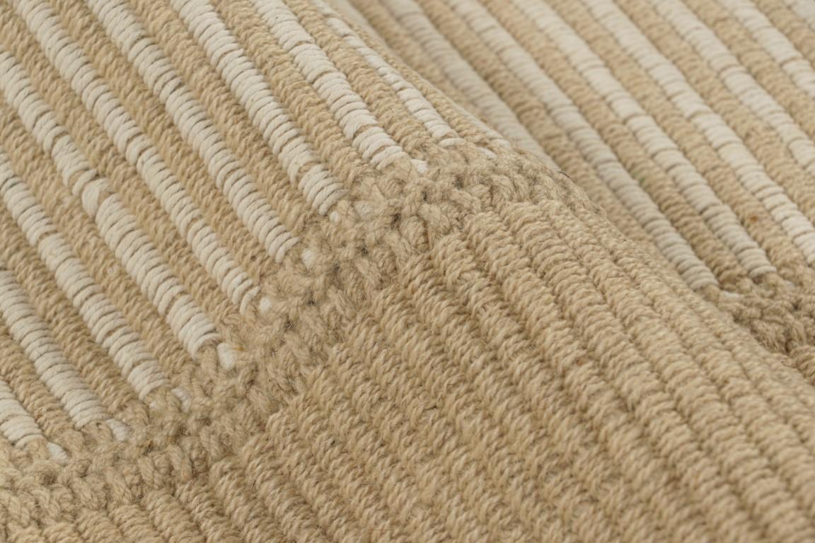 Rug & Kilim è un kilim contemporaneo a strisce color crema, bianco e beige. In condizioni Nuovo in vendita a Long Island City, NY