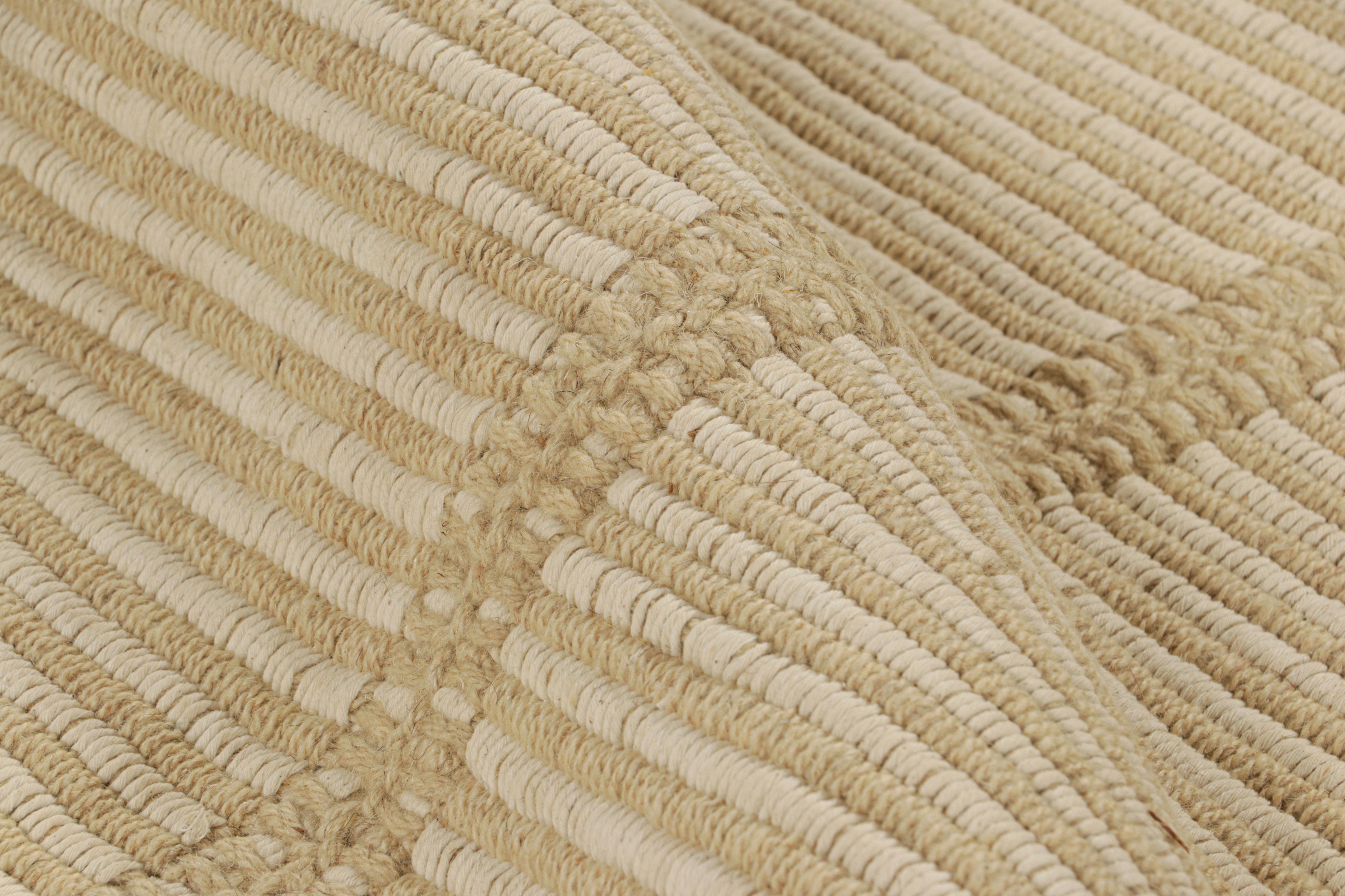 Rug & Kilim è un kilim contemporaneo a strisce color crema, bianco e beige. In condizioni Nuovo in vendita a Long Island City, NY