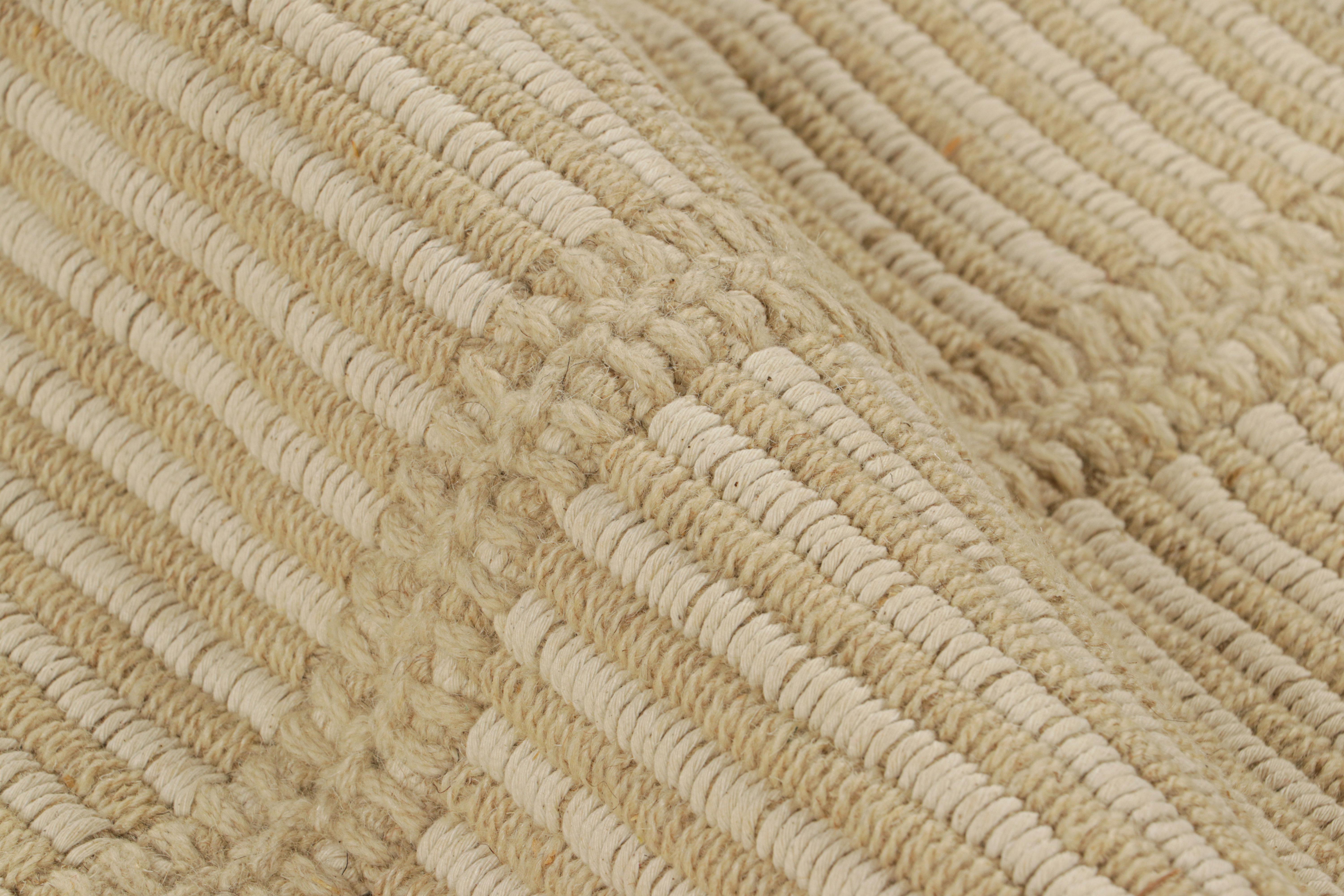 Rug & Kilim è un kilim contemporaneo a strisce color crema, bianco e beige. In condizioni Nuovo in vendita a Long Island City, NY