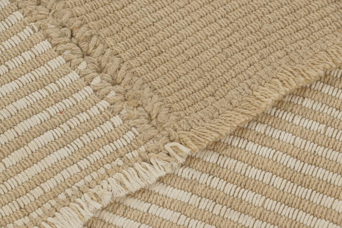 XXI secolo e contemporaneo Rug & Kilim è un kilim contemporaneo a strisce color crema, bianco e beige.