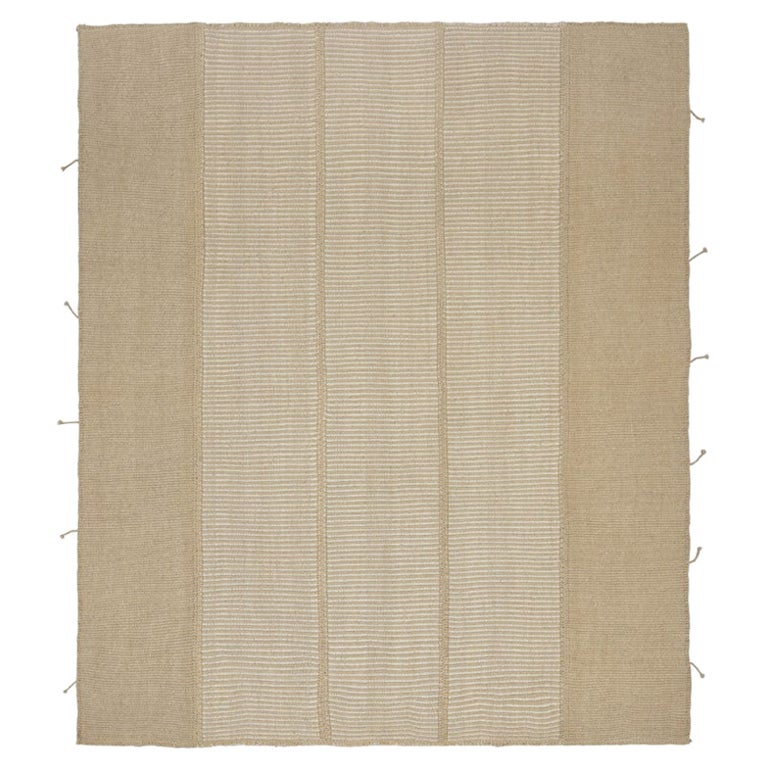 Rug
Kilim è un kilim contemporaneo a strisce color crema, bianco e beige.