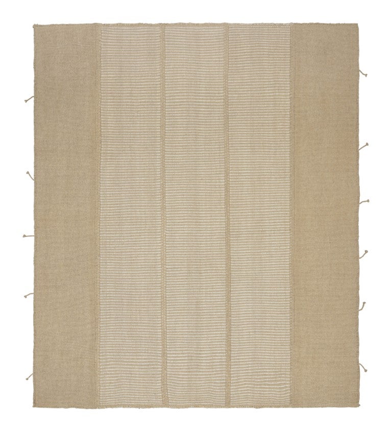 Rug & Kilim è un kilim contemporaneo a strisce color crema, bianco e beige.