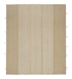 Rug & Kilim è un kilim contemporaneo a strisce color crema, bianco e beige.