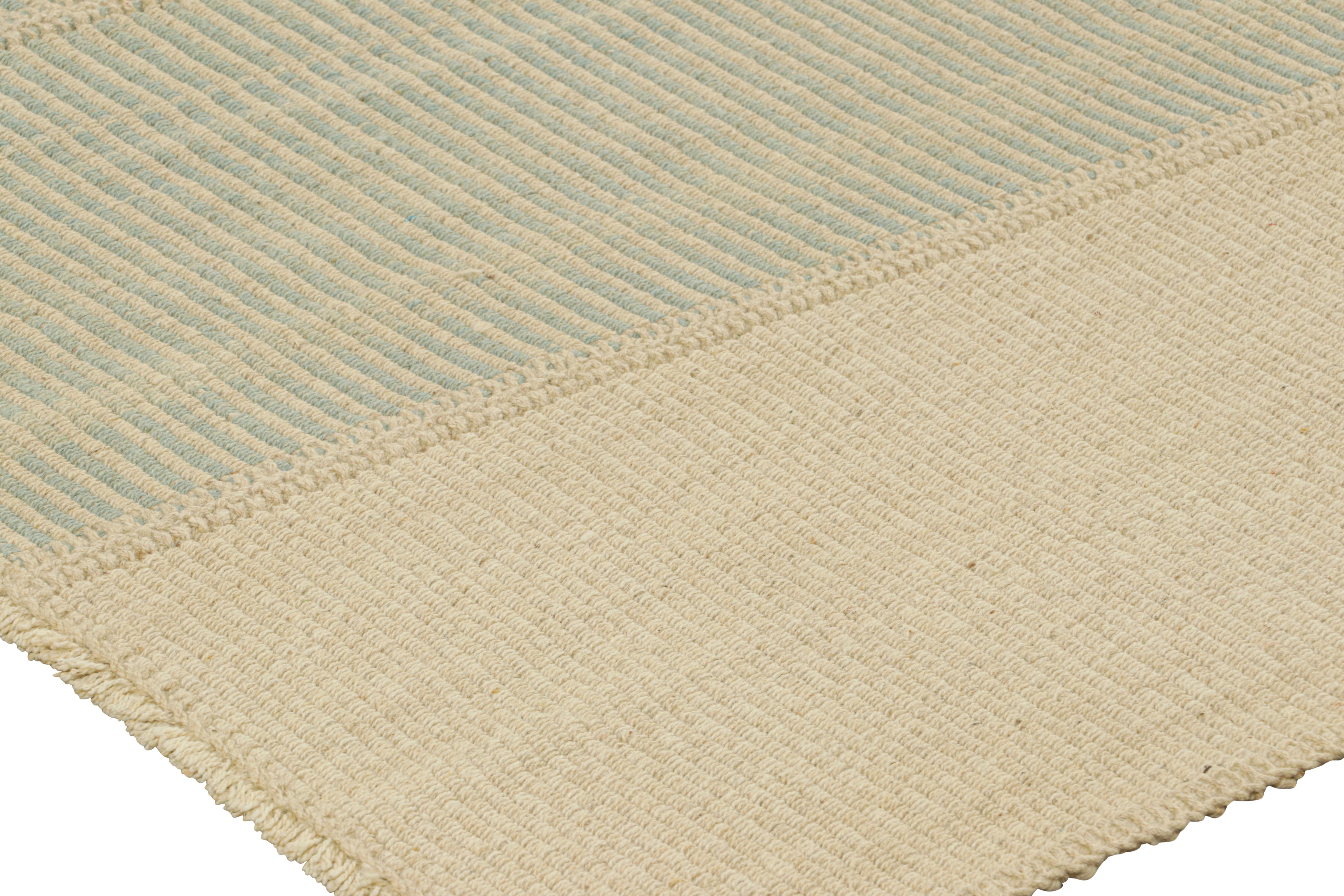 Rug & Kilim's Contemporary Kilim in Cremeweiß und blauen Strukturstreifen (Moderne) im Angebot