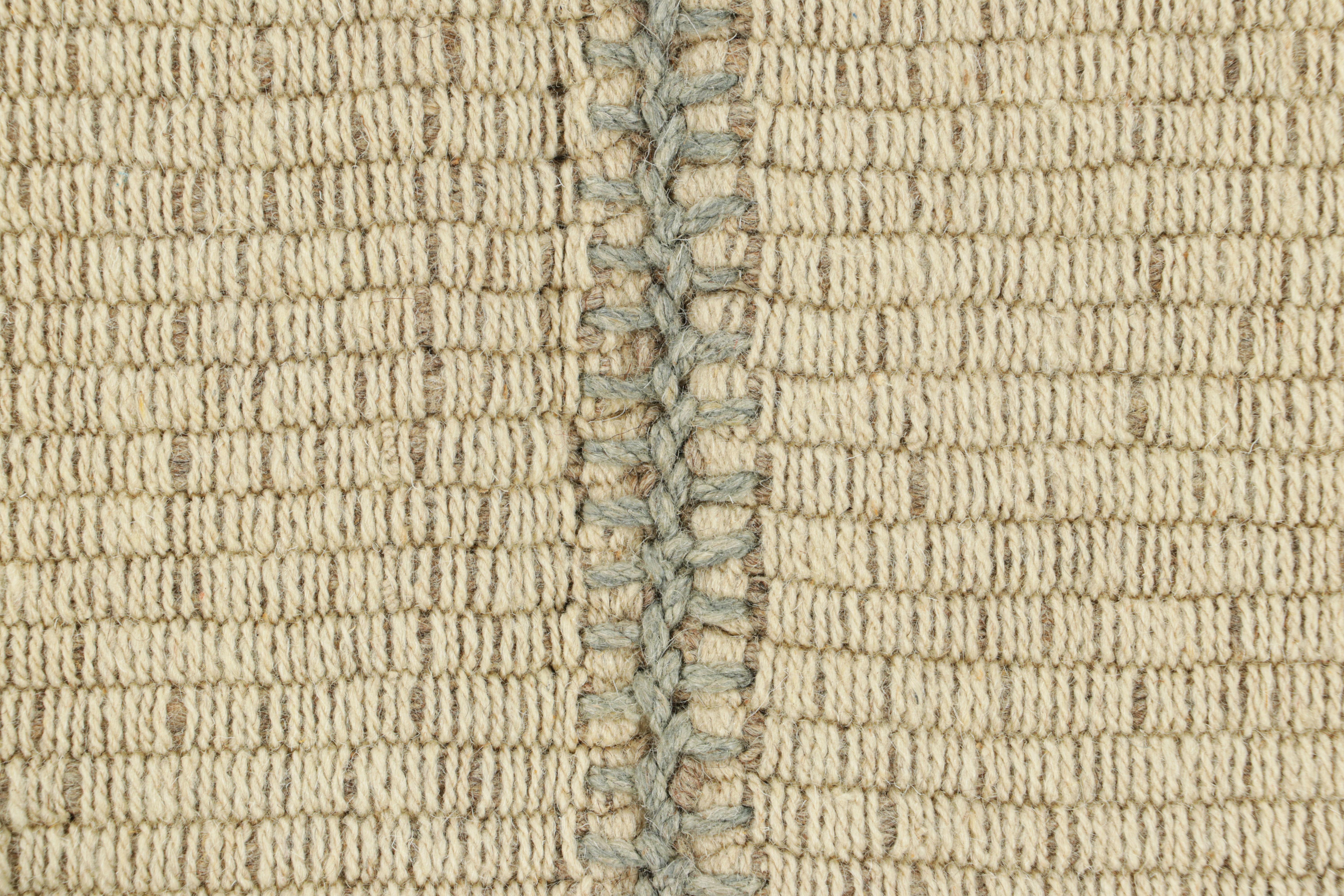 Moderno Rug & Kilim è un kilim contemporaneo a strisce color crema, bianco e blu. in vendita