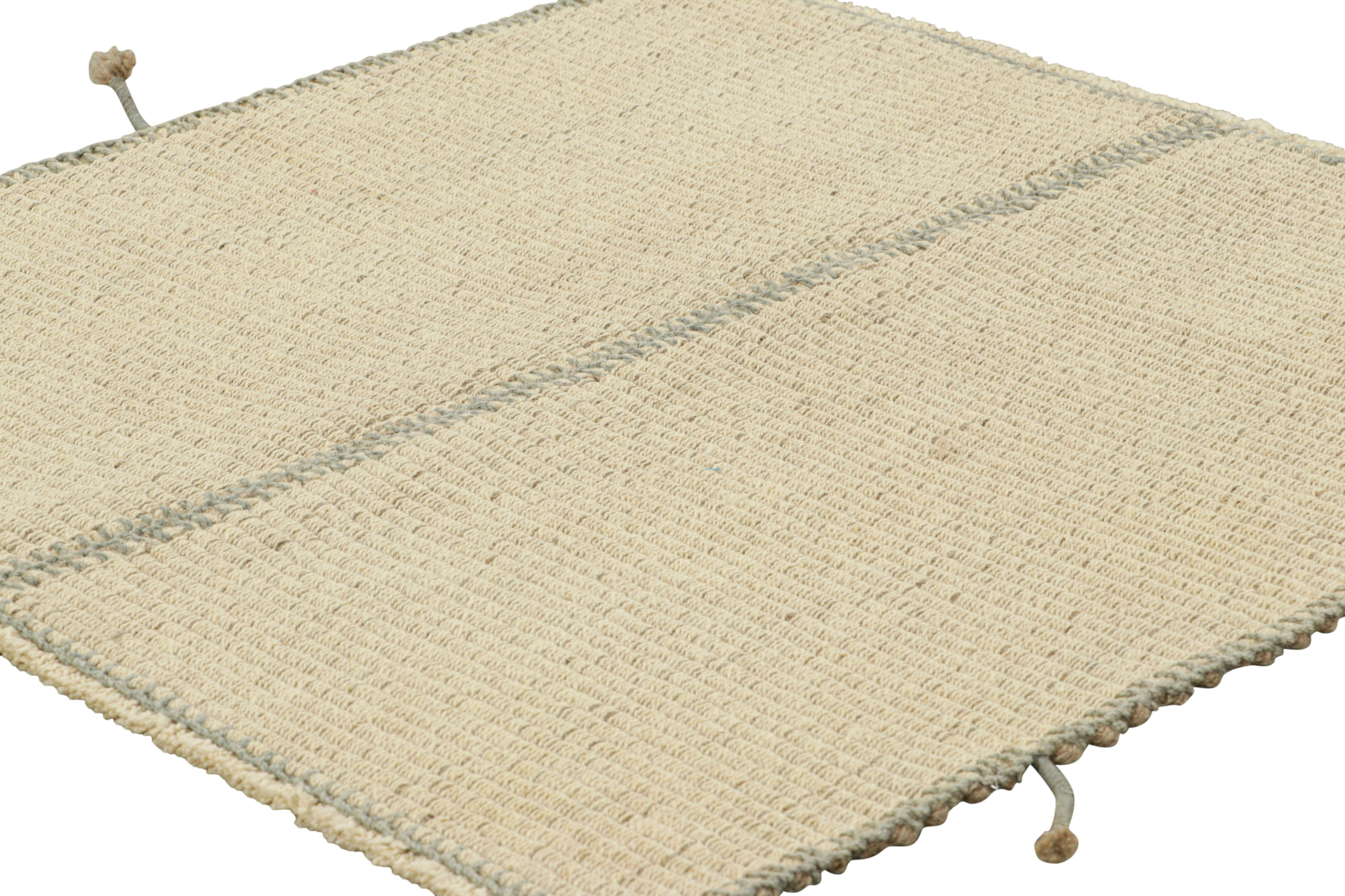 Afghano Rug & Kilim è un kilim contemporaneo a strisce color crema, bianco e blu. in vendita