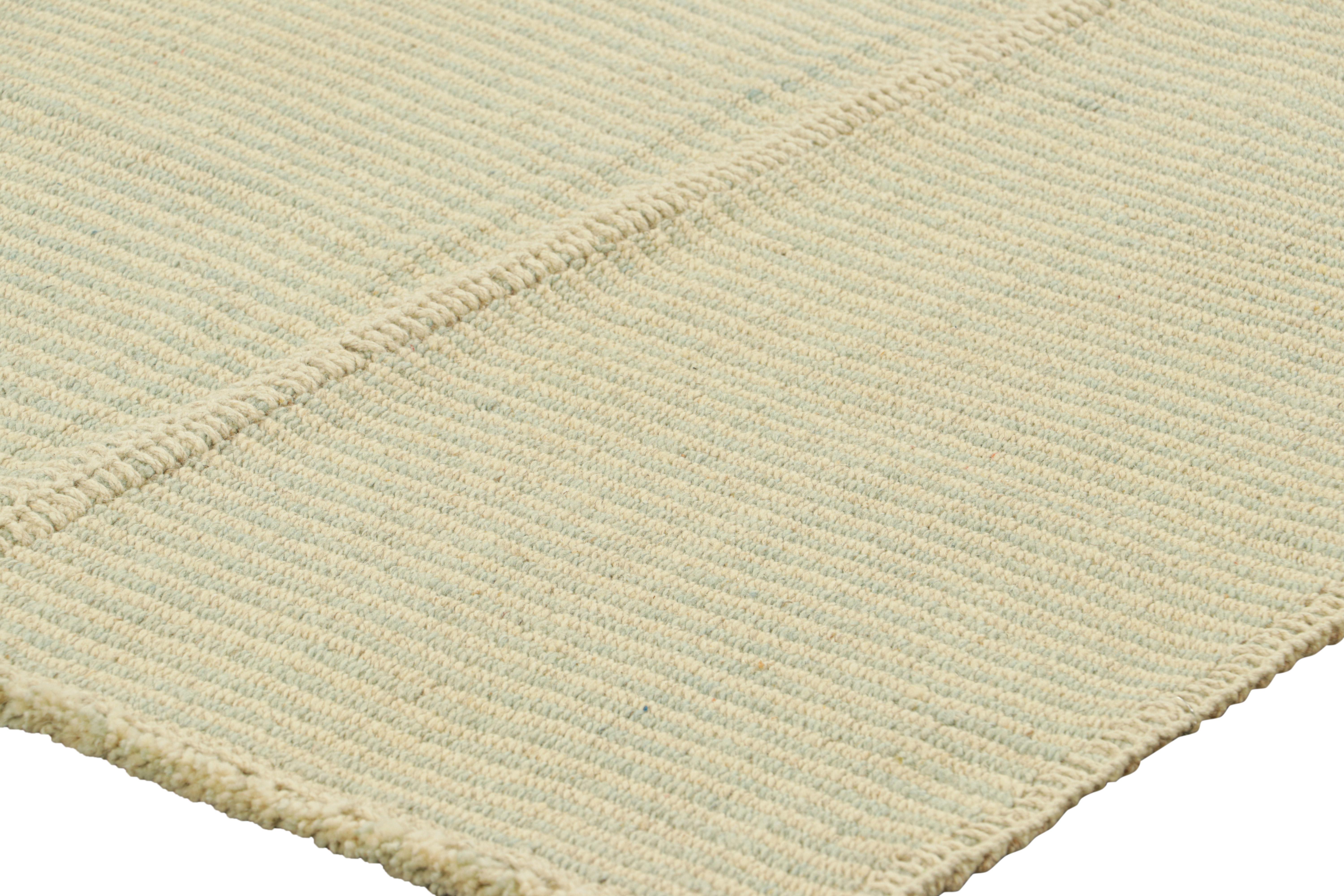 Tissé à la main Rug & Kilim's Contemporary Kilim in Cream White and Blue Textural Stripes (Kilim contemporain à rayures texturées crème, blanches et bleues) en vente